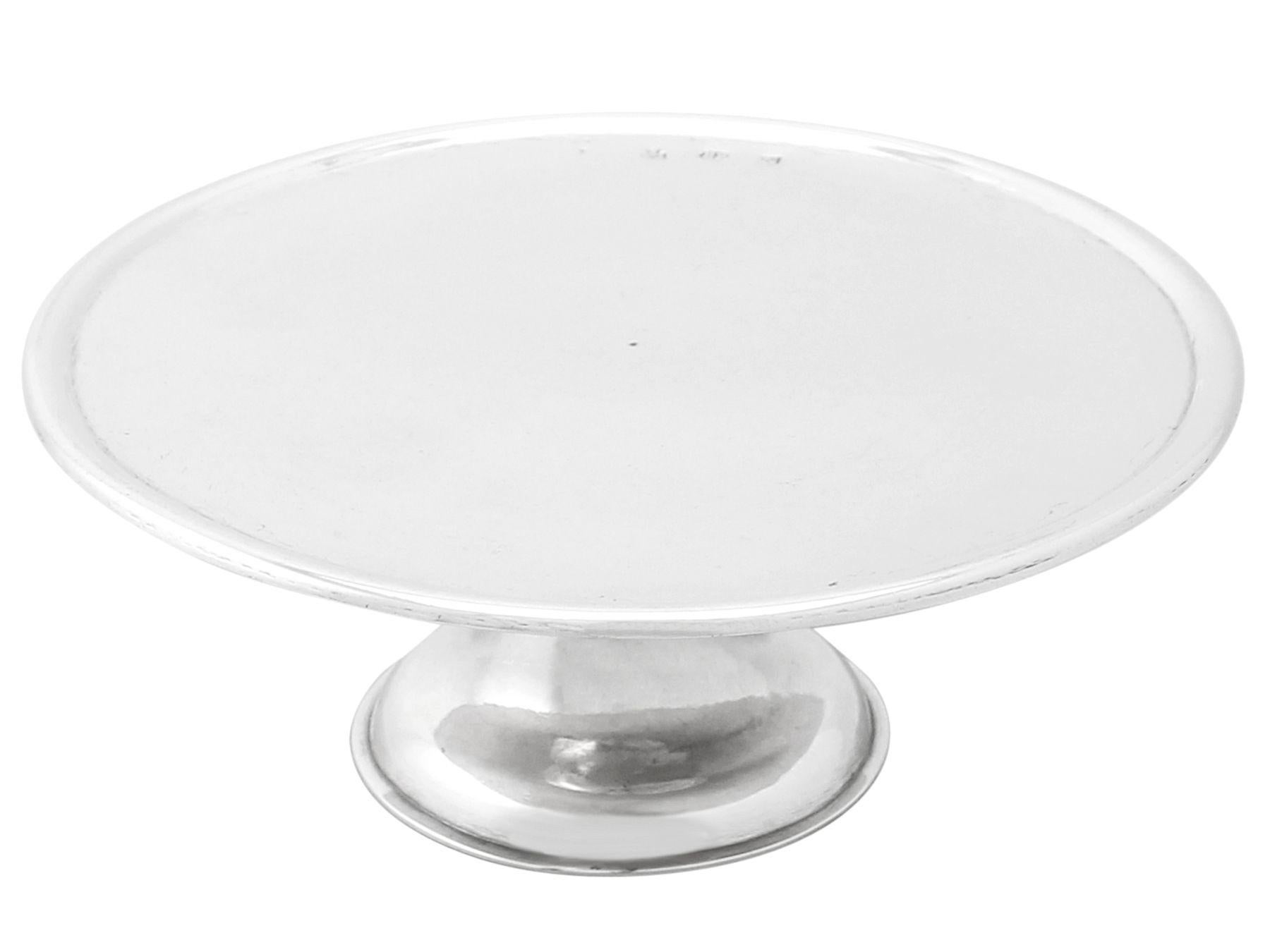 An exceptional, fine and impressive, rare antique George I Scottish sterling silver tazza; part of our Georgian silverware collection.

This exceptional antique George I Scottish sterling silver tazza has a plain circular form onto a cylindrical