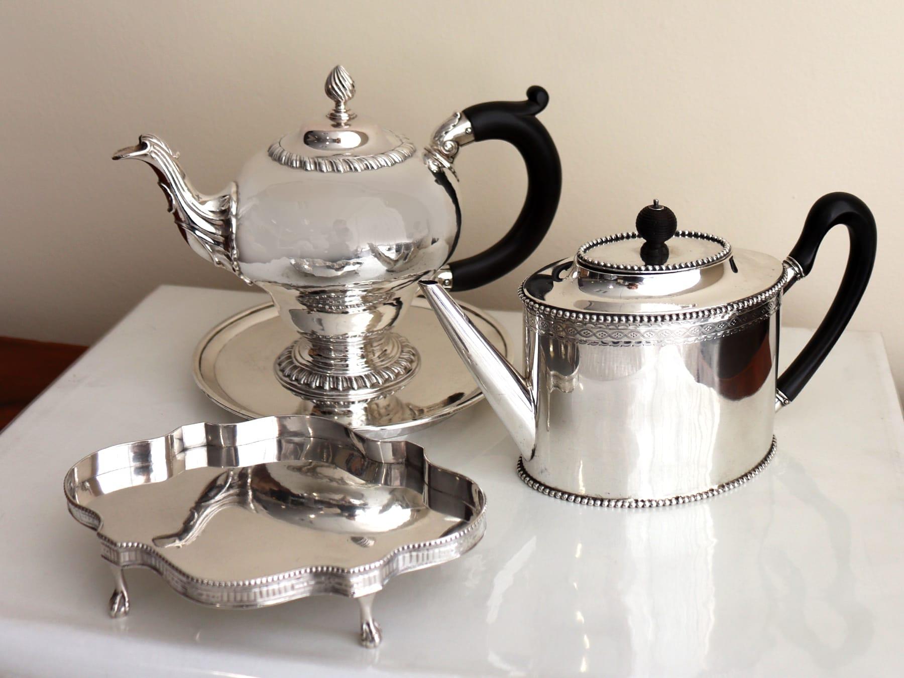 Une belle et impressionnante pièce ancienne en argent sterling écossais de George IV pour le service et la théière ; un ajout à notre collection d'argenterie ornementale.

Ce serveur antique en argent sterling de George IV a une forme circulaire