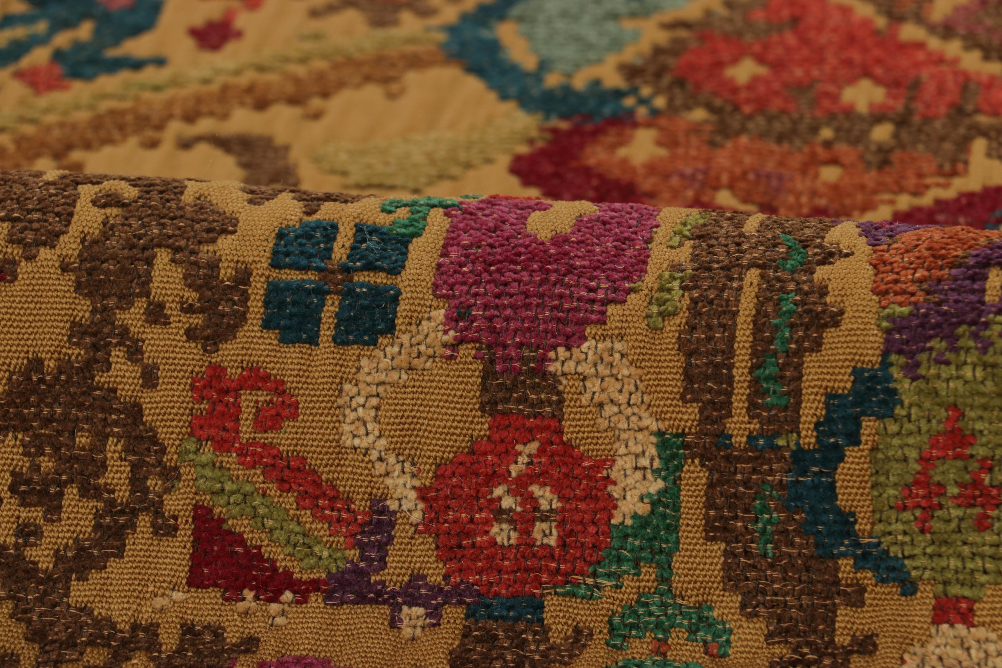 Noué à la main Fragment de textile écossais ancien avec un riche art populaire pictural - Rug & Kilim en vente
