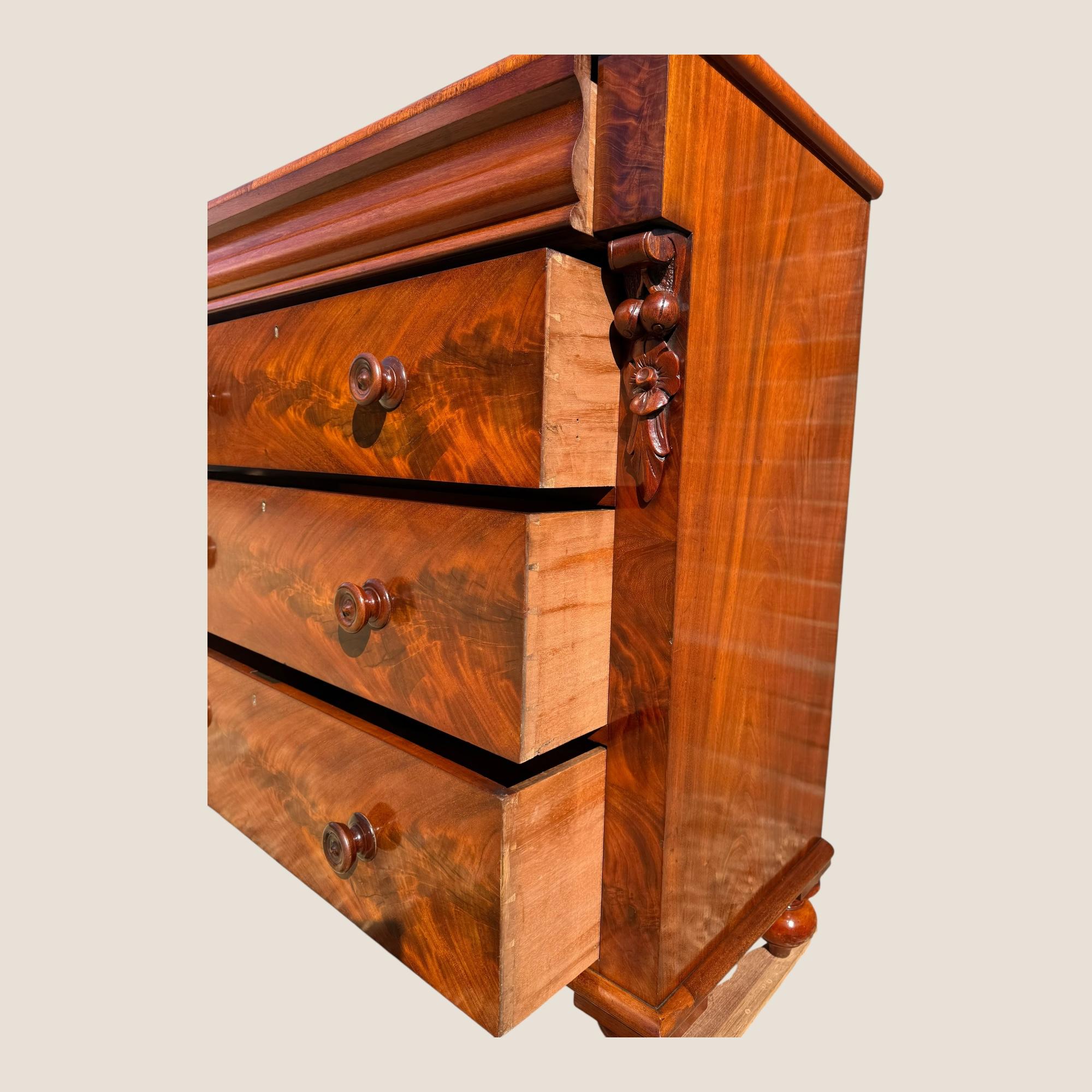 Antico cassettone scozzese vittoriano in mogano con maniglie in legno in vendita 4