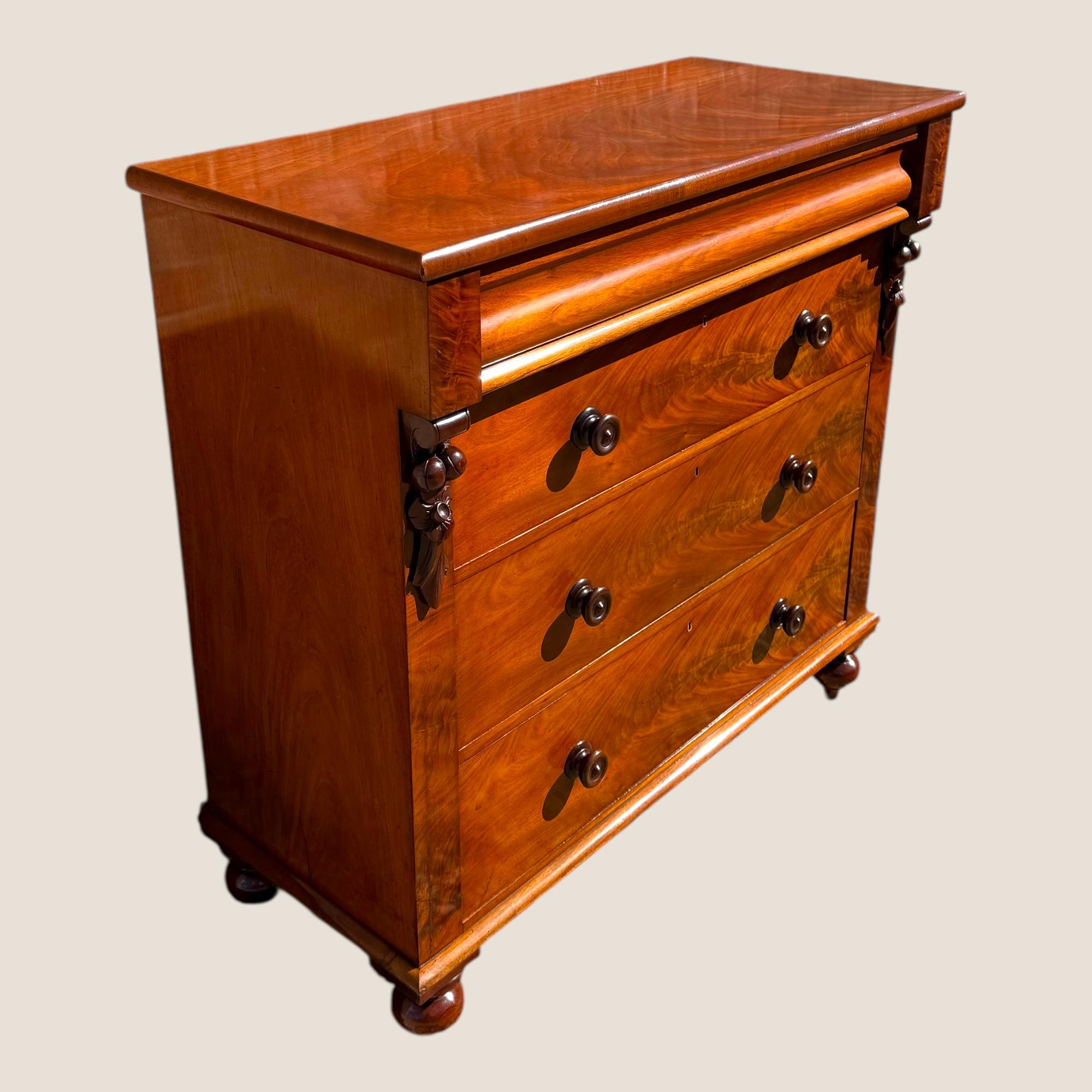 Antico cassettone scozzese vittoriano in mogano con maniglie in legno In condizioni buone in vendita a King's Lynn, GB