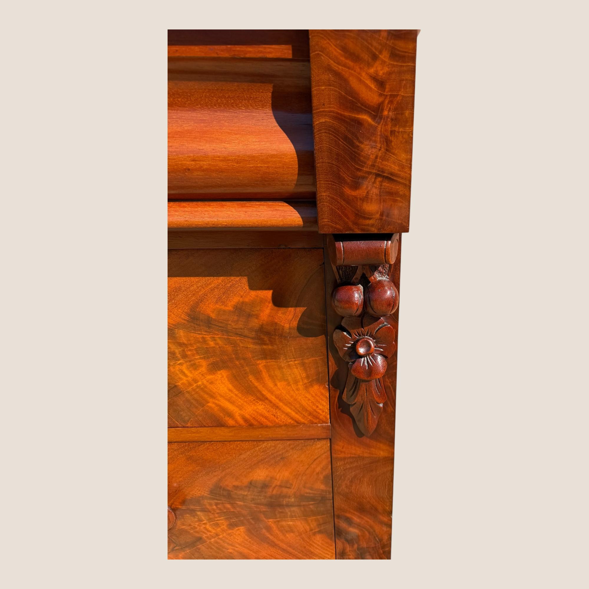 XIX secolo Antico cassettone scozzese vittoriano in mogano con maniglie in legno in vendita