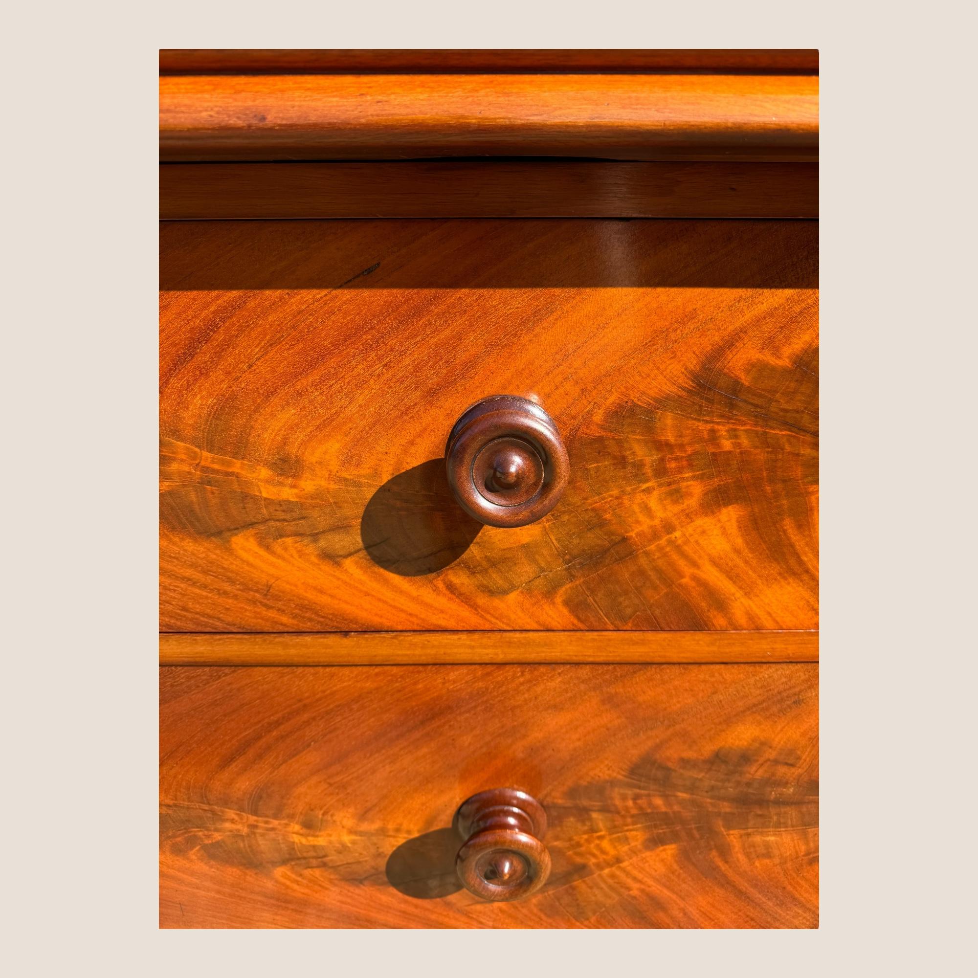 Mogano Antico cassettone scozzese vittoriano in mogano con maniglie in legno in vendita