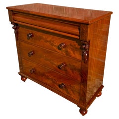 Antico cassettone scozzese vittoriano in mogano con maniglie in legno