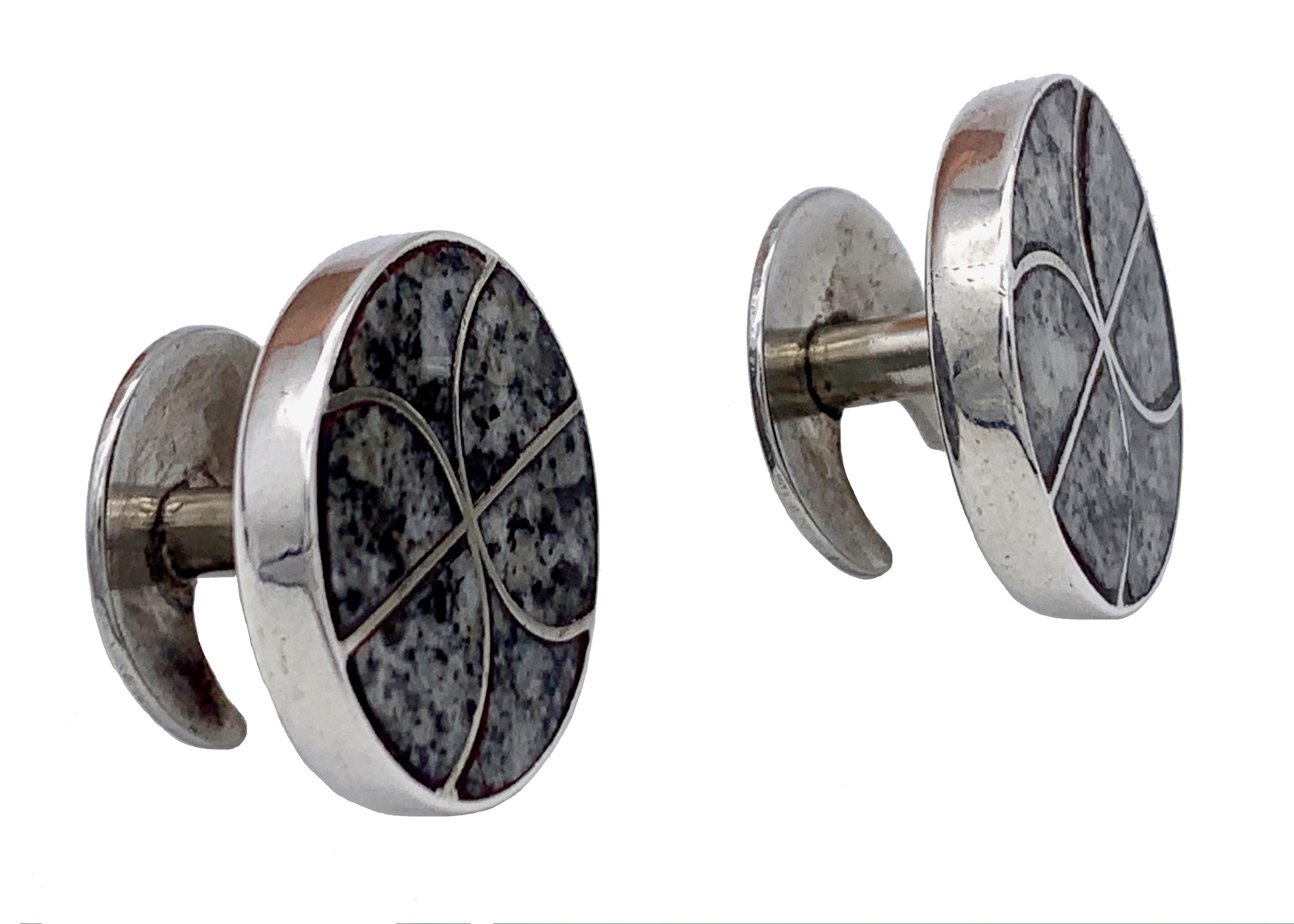 Cette élégante paire de boutons de manchette a été fabriquée dans le dernier quart du XIXe siècle en Écosse, en argent avec des galets incrustés.

Avant de partir chez son nouveau propriétaire, l'argenterie sera polie à la perfection.