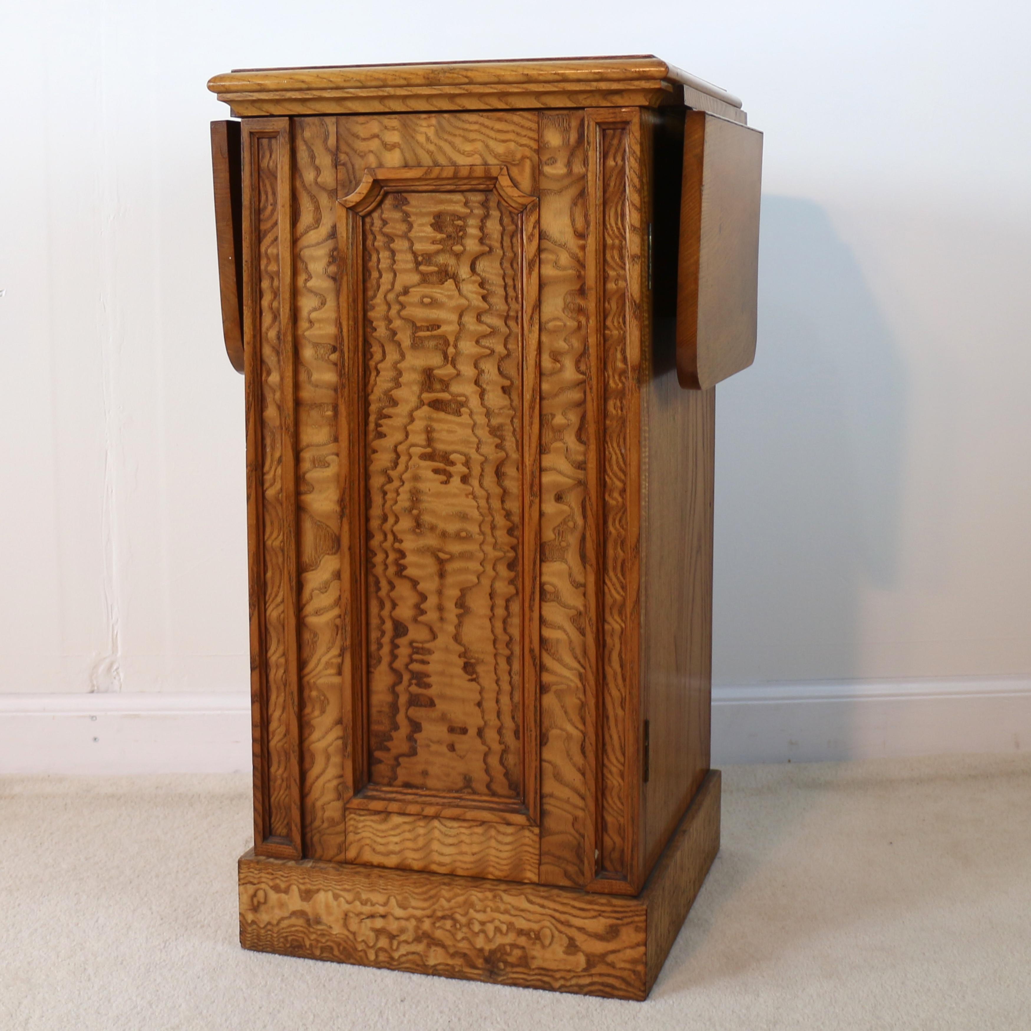 Antique Scottish William IV Figured Elm Bedside Cabinet or Pot Cupboard In Good Condition In Glasgow, GB