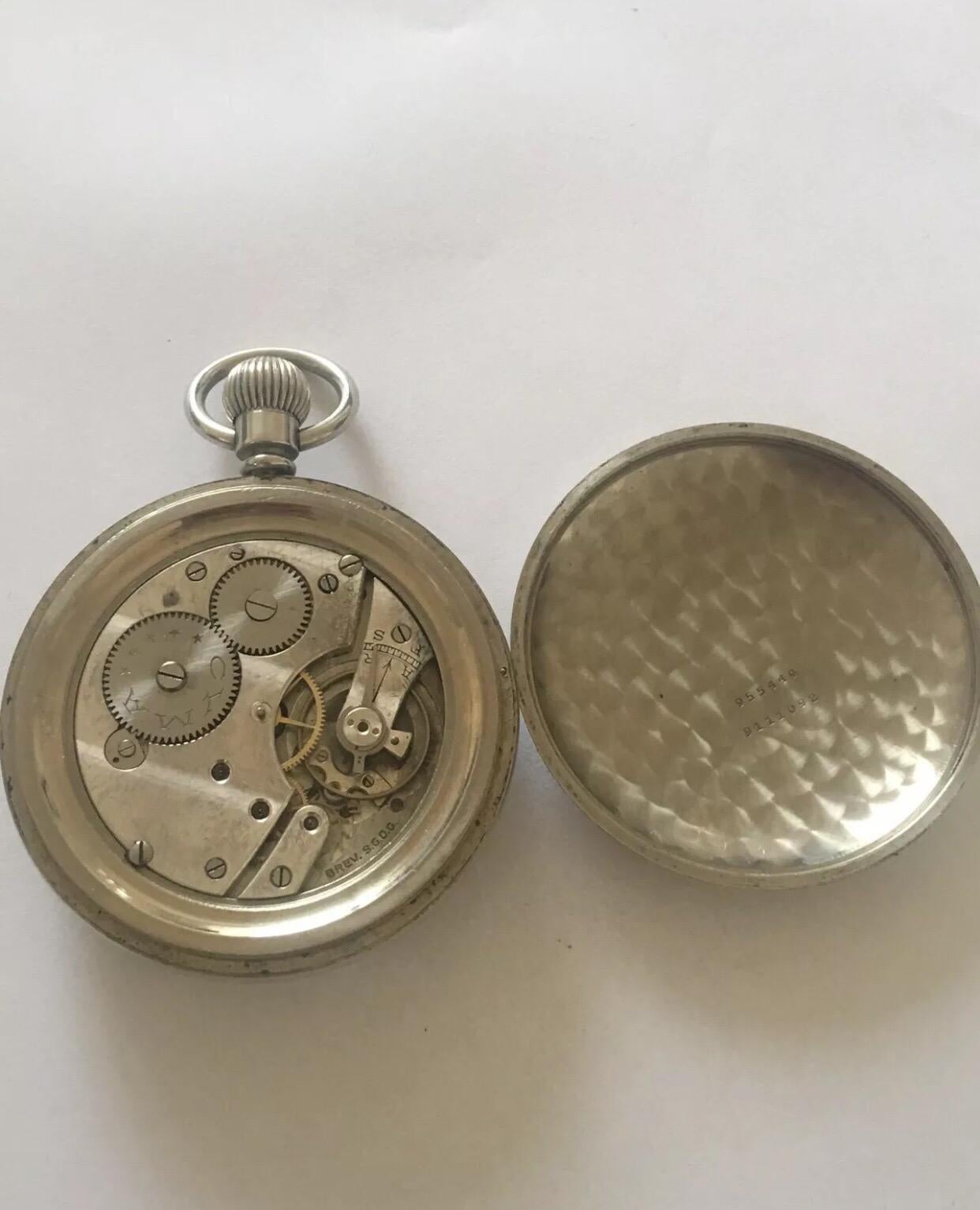 


Cette bonne montre lourde est en bon état de marche et son tic-tac est agréable.