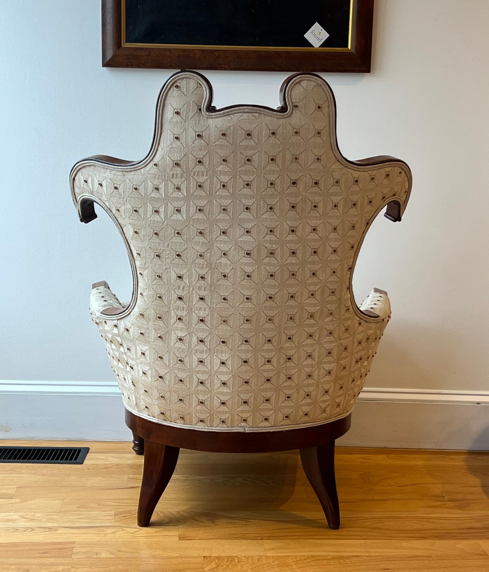 Antica poltrona imbottita con cresta a volute e struttura in mogano in vendita 3