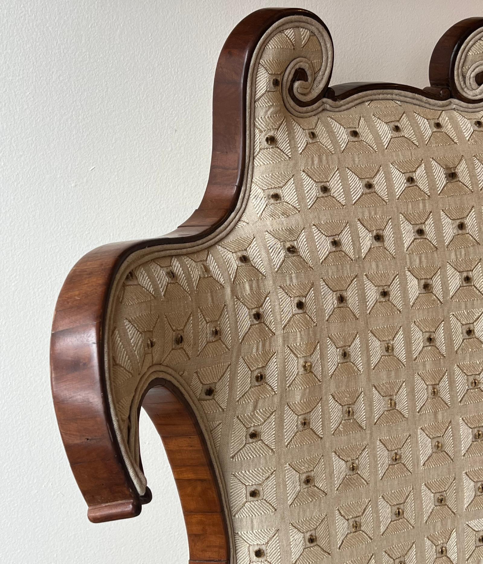 Americano Antica poltrona imbottita con cresta a volute e struttura in mogano in vendita