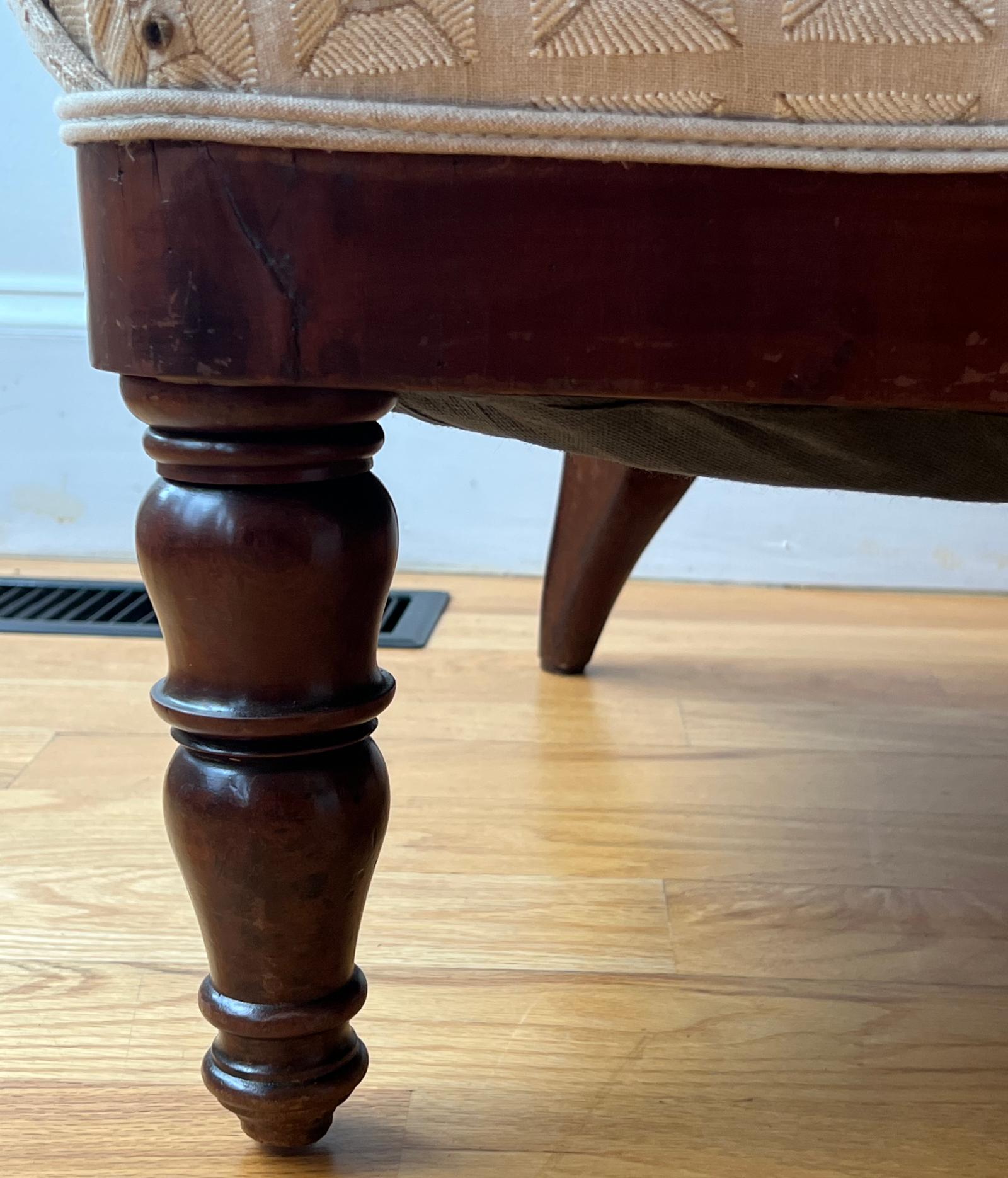 Antica poltrona imbottita con cresta a volute e struttura in mogano In condizioni buone in vendita a Black Rock, CT