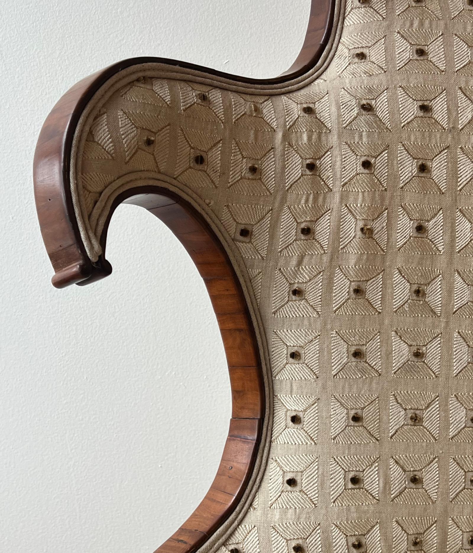 XIX secolo Antica poltrona imbottita con cresta a volute e struttura in mogano in vendita