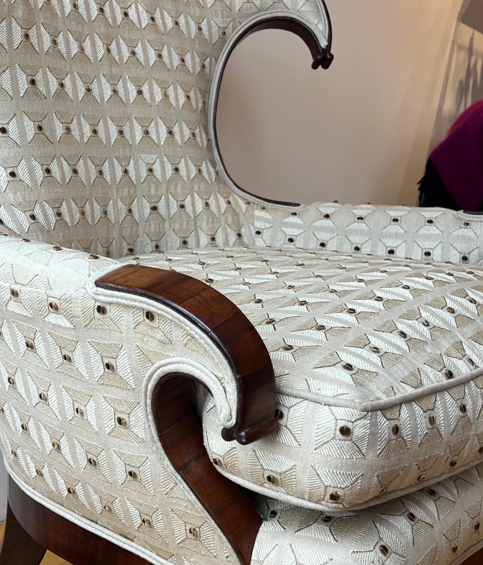 Tessile Antica poltrona imbottita con cresta a volute e struttura in mogano in vendita