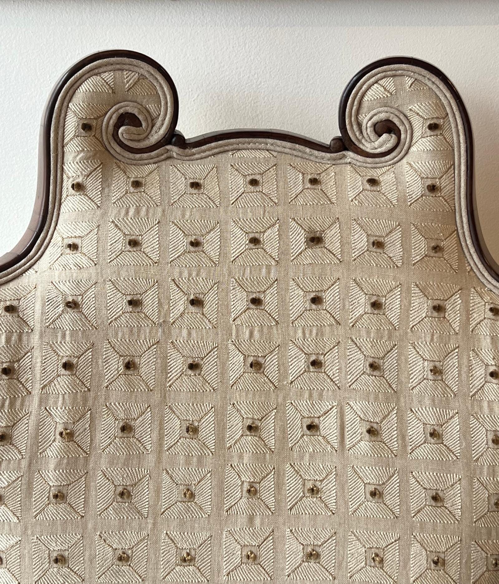 Antica poltrona imbottita con cresta a volute e struttura in mogano in vendita 1