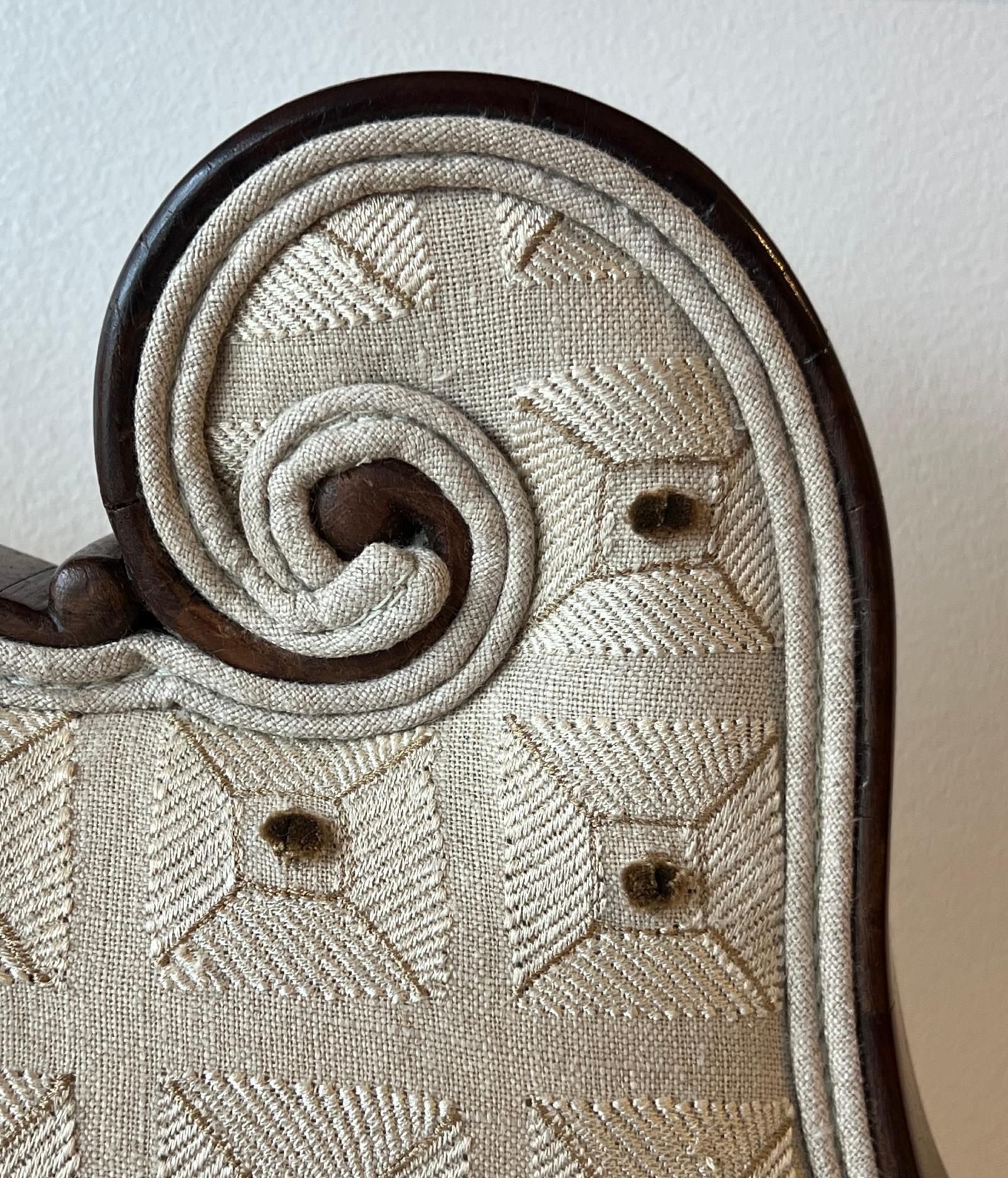 Antica poltrona imbottita con cresta a volute e struttura in mogano in vendita 2