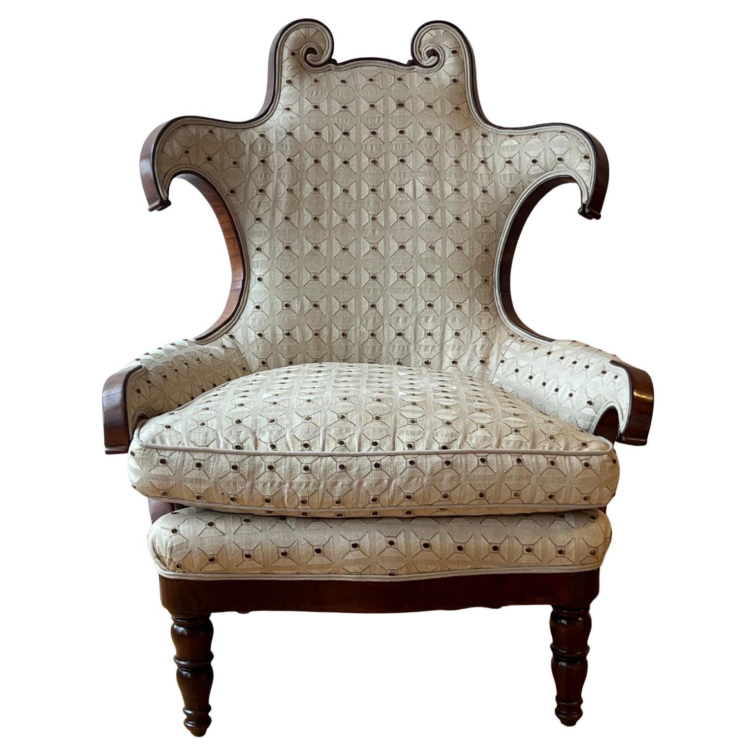 Fauteuil ancien à armature en acajou et à armature à volutes