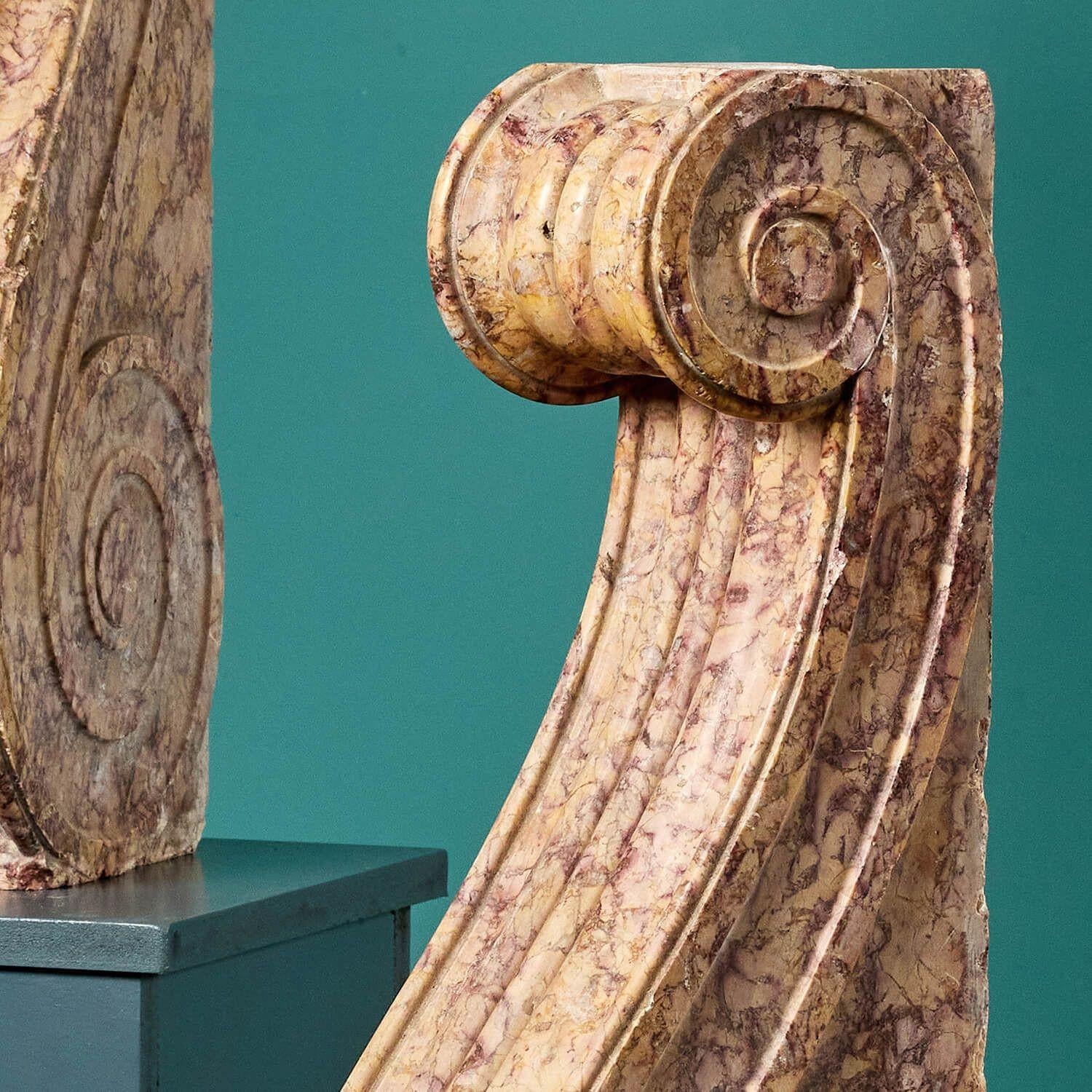 Antike Korbeln aus Brocatelle-Marmor mit Schnörkeln (Französisch) im Angebot
