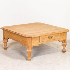 Ancienne table basse française en chêne frotté avec deux tiroirs