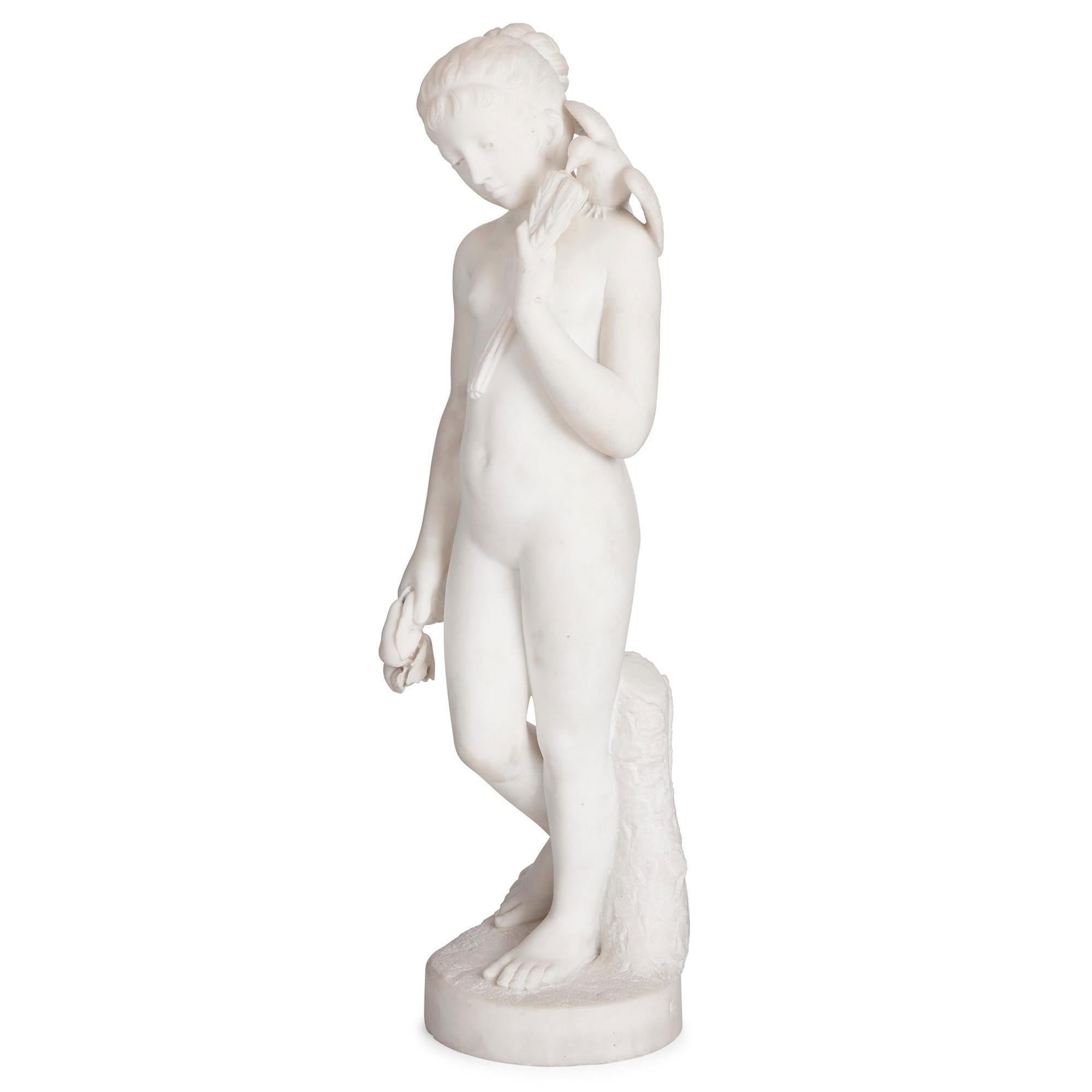 Antica figura scolpita in marmo di una giovane ragazza
Continentale, fine del XIX secolo
Misure: Altezza 77cm, larghezza 21cm, profondità 20cm

Questa meravigliosa scultura in marmo è un superbo pezzo di arte decorativa europea della fine del