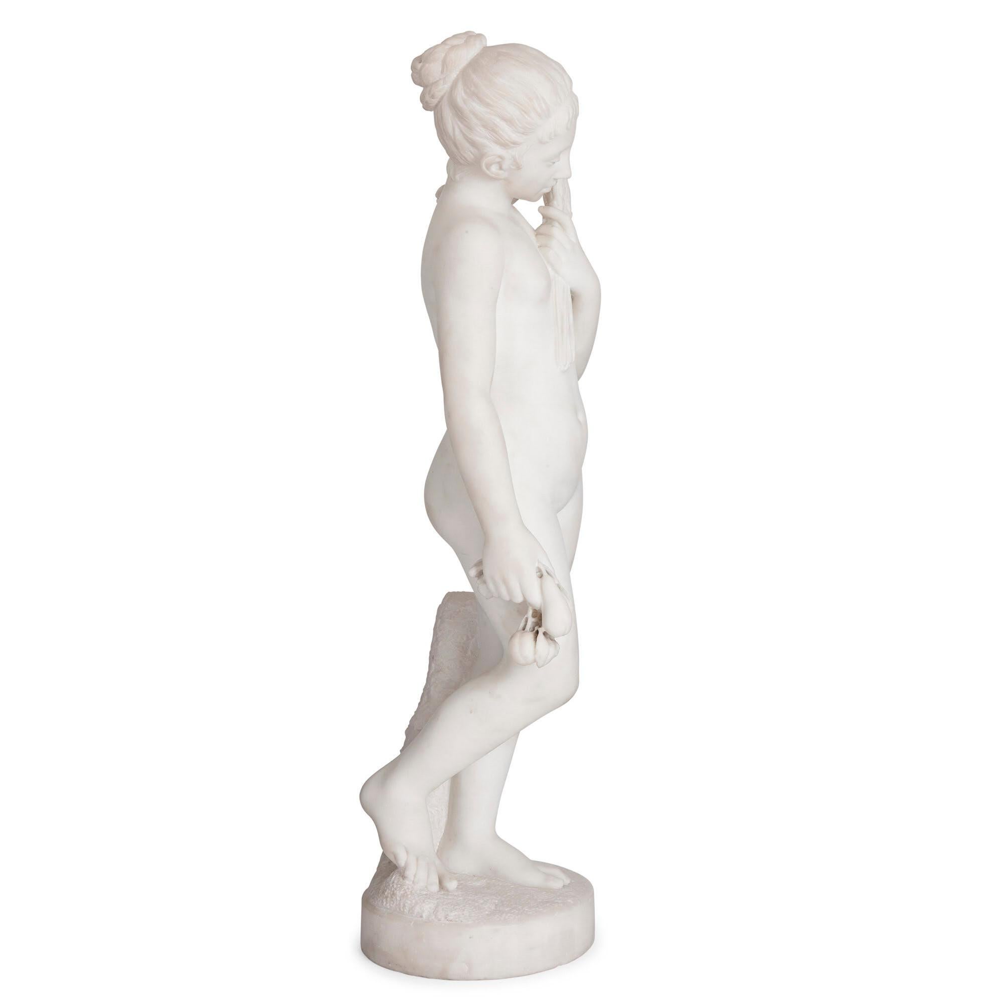 Européen Figure ancienne en marbre sculpté d'une jeune fille en vente