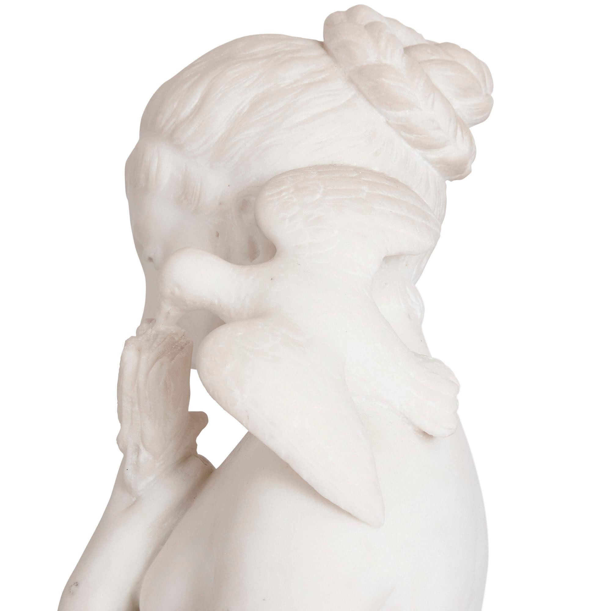 XIXe siècle Figure ancienne en marbre sculpté d'une jeune fille en vente