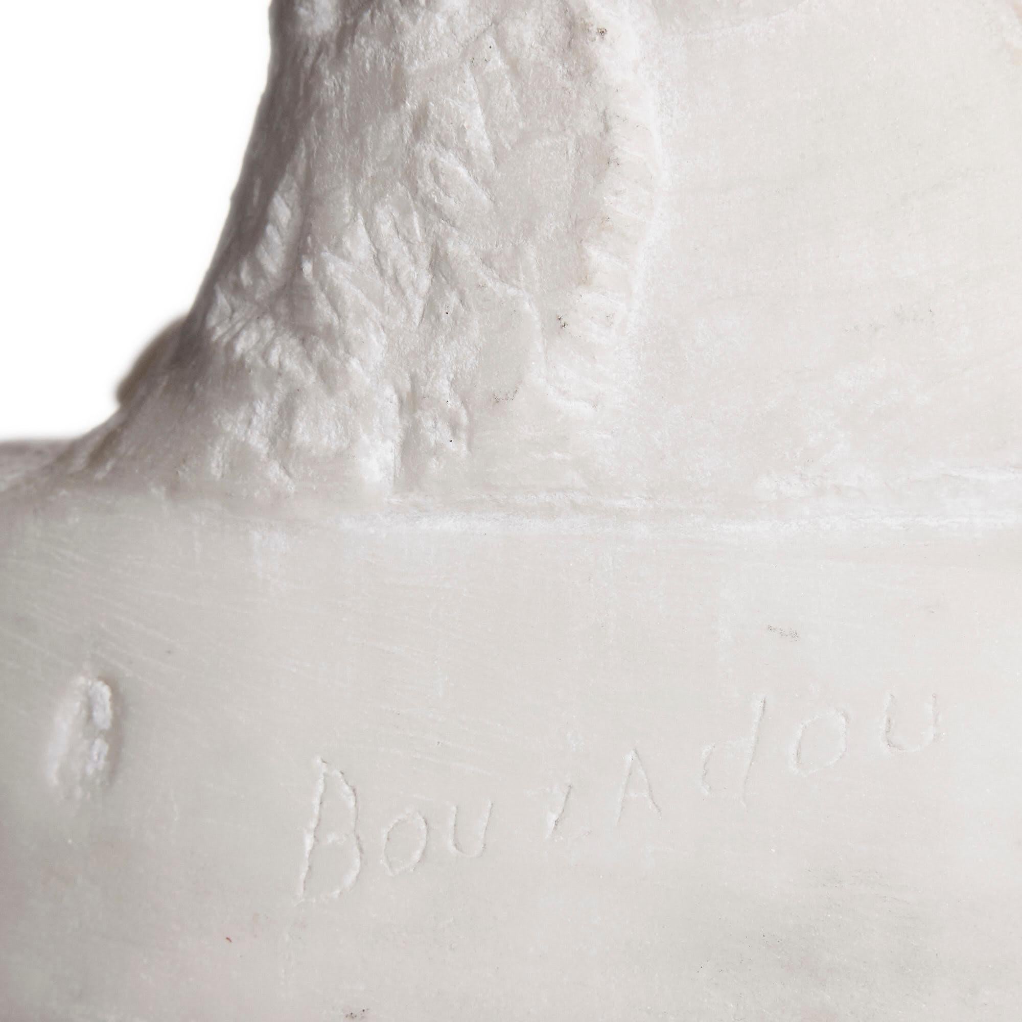 Marbre Figure ancienne en marbre sculpté d'une jeune fille en vente