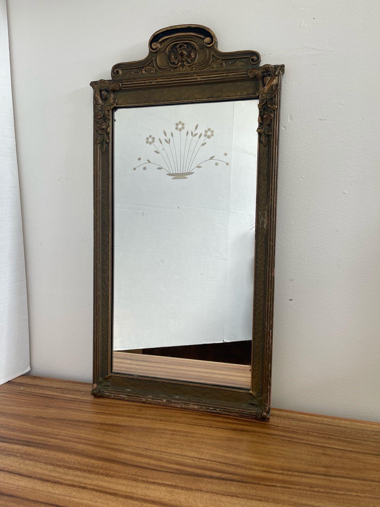 Miroir ancien avec cadre en bois sculpté et gravure florale. Bon état - En vente à Seattle, WA