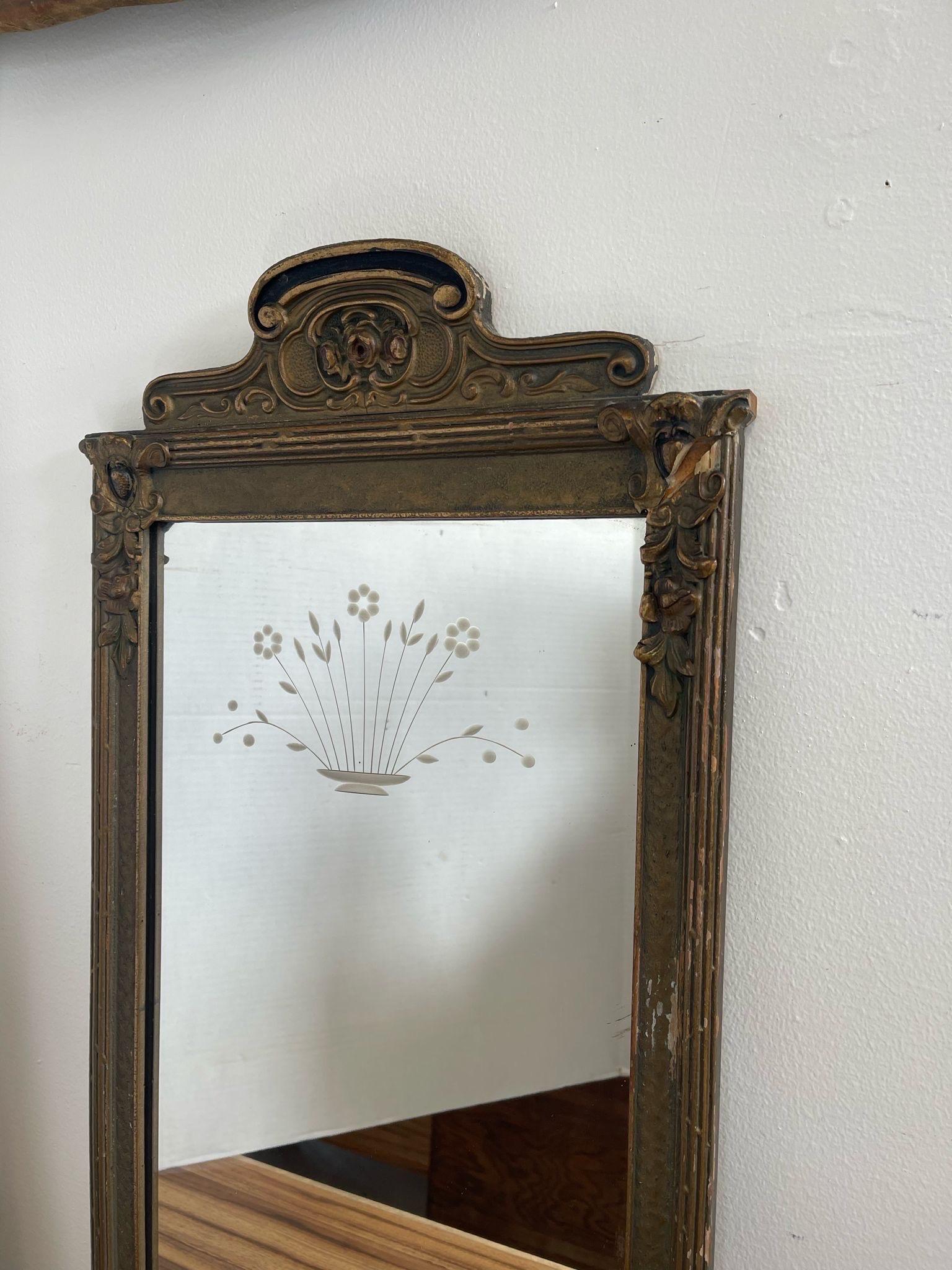 Début du 20ème siècle Miroir ancien avec cadre en bois sculpté et gravure florale. en vente