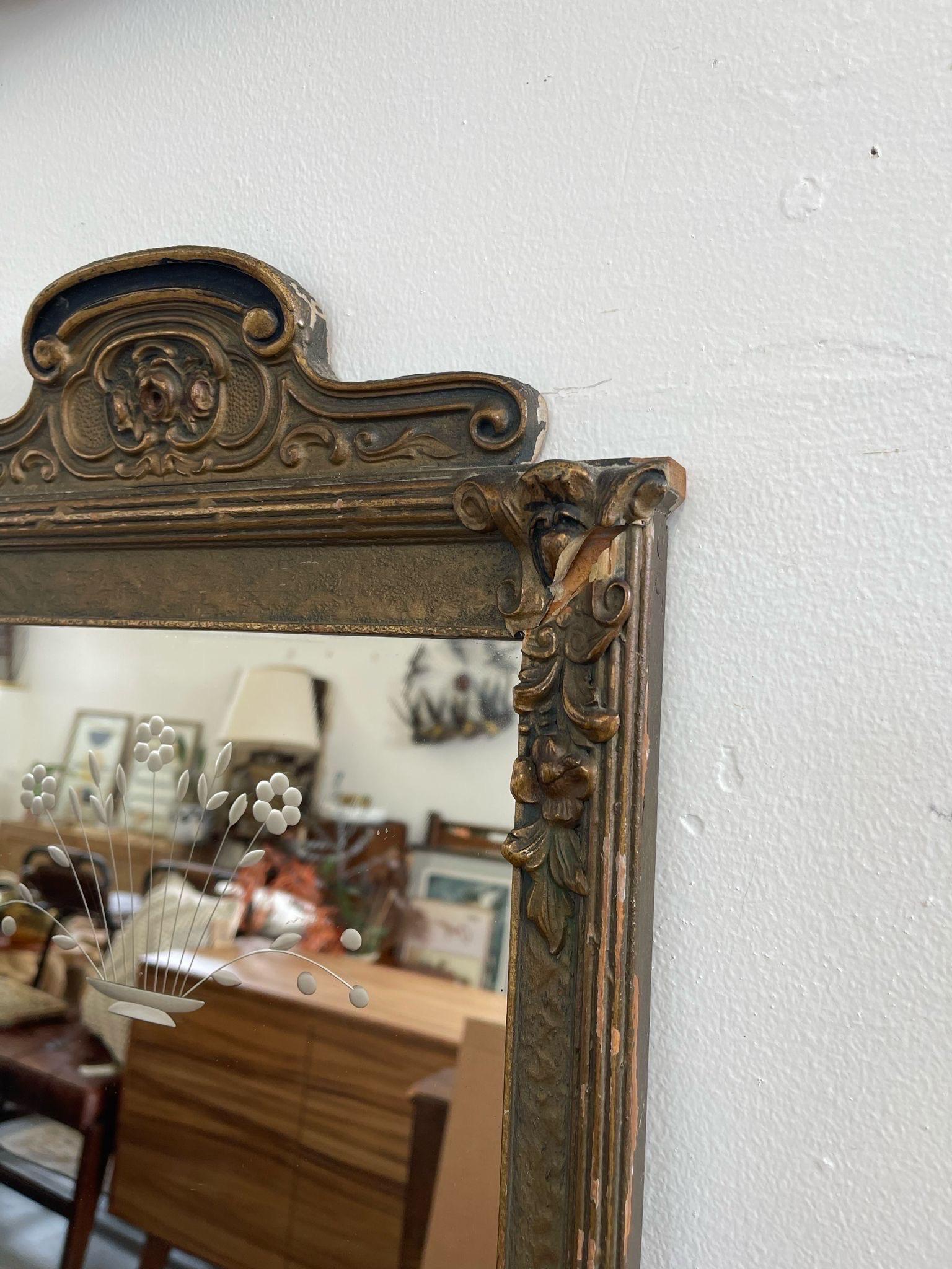 Miroir ancien avec cadre en bois sculpté et gravure florale. en vente 1