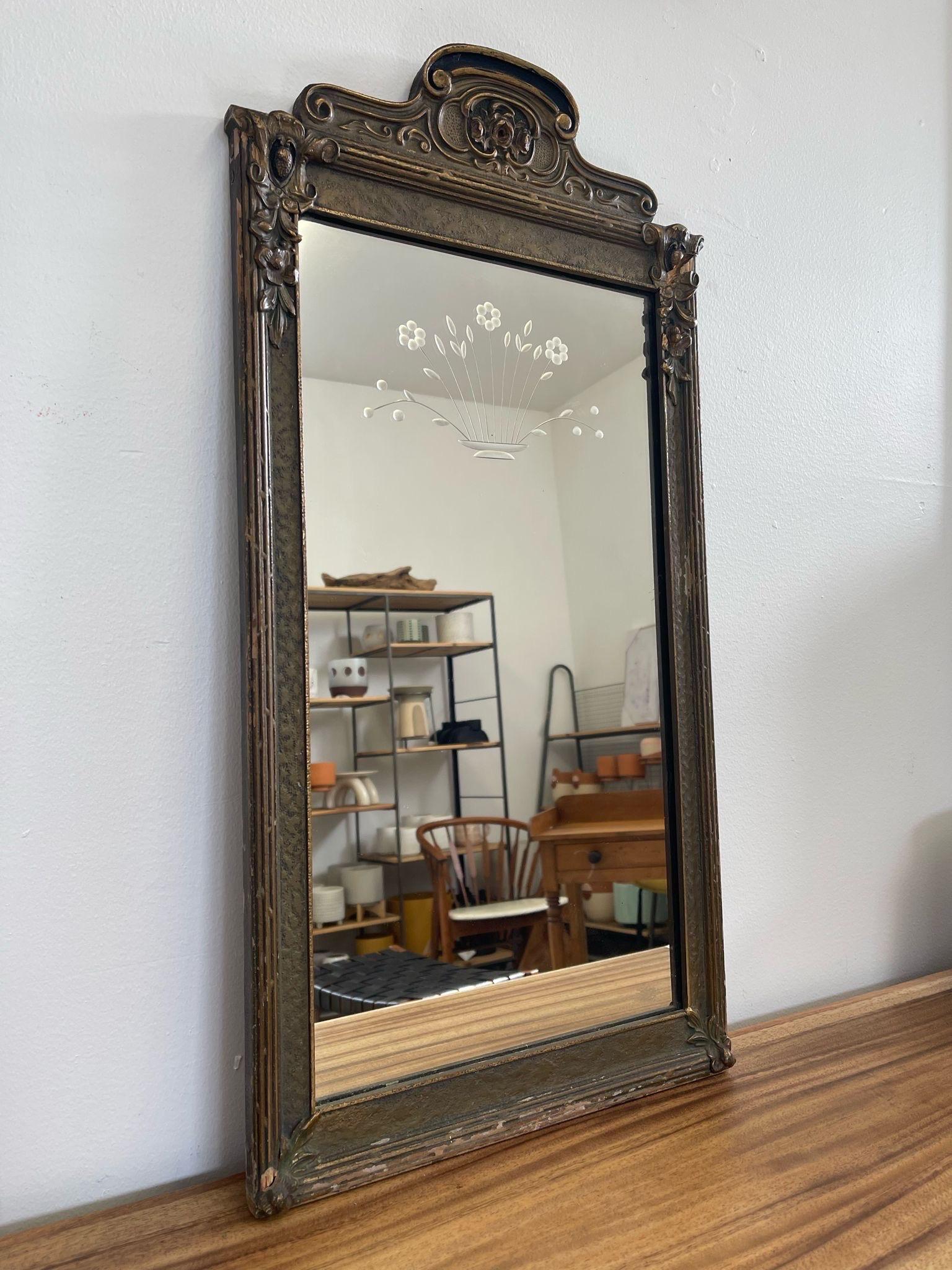 Miroir ancien avec cadre en bois sculpté et gravure florale. en vente 2