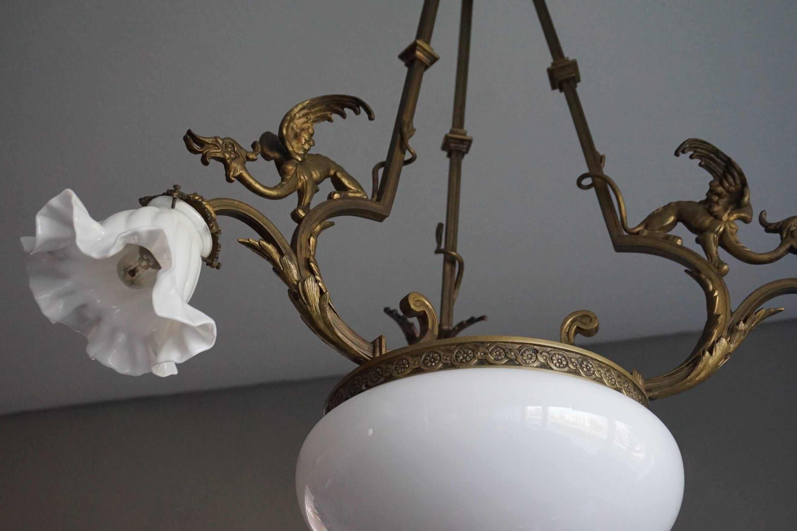 Lampe à suspension / lustre néo-gothique ancien en bronze et verre avec Gargouilles ailées en vente 2