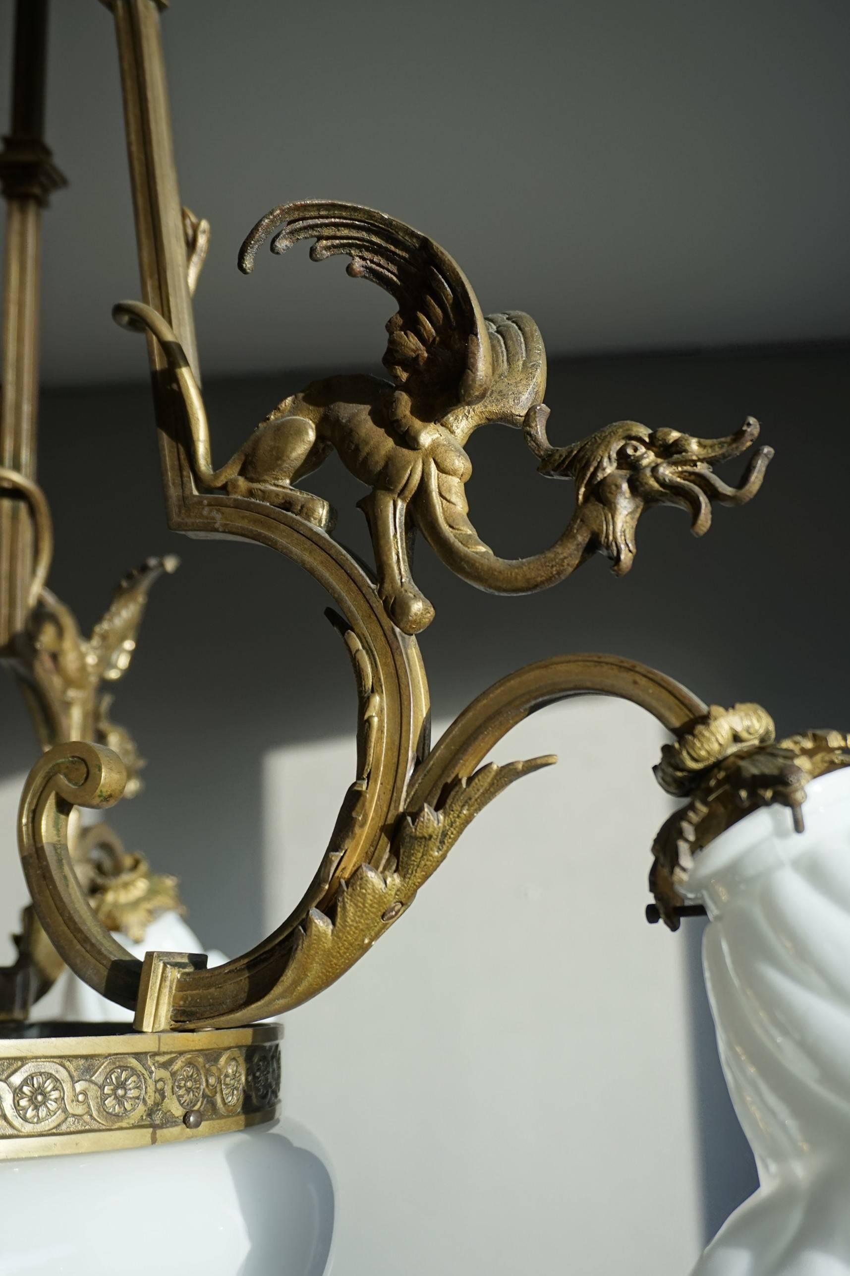 Lampe à suspension / lustre néo-gothique ancien en bronze et verre avec Gargouilles ailées en vente 1