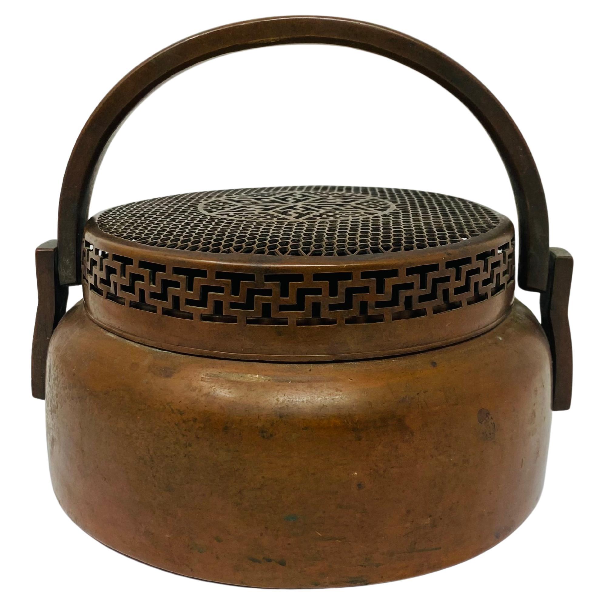 Antiguo calentador de manos chino escultórico de cobre
