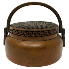 Antiguo calentador de manos chino escultórico de cobre