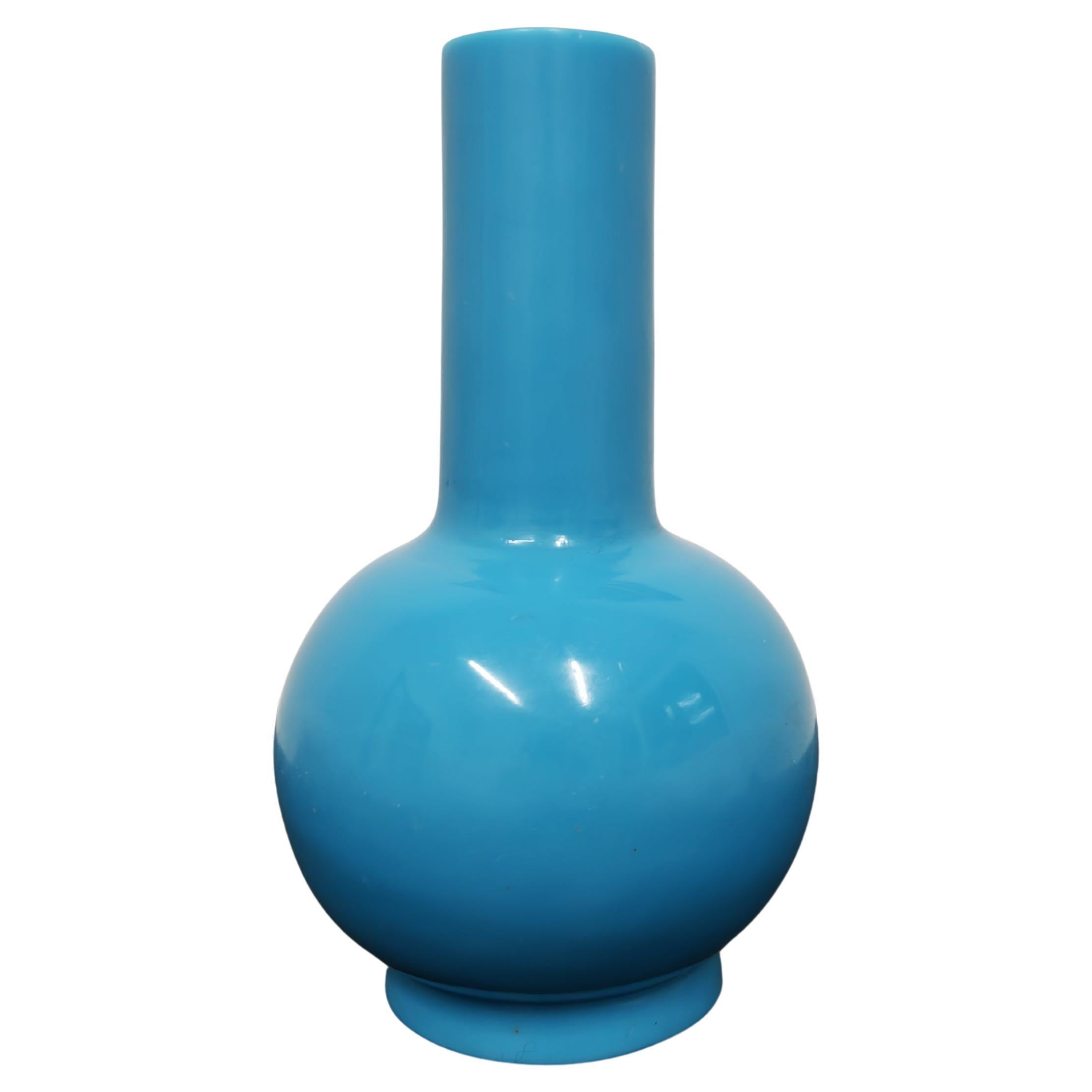 Vase sculptural antique en verre turquoise de Pékin, Chine, 18e siècle
