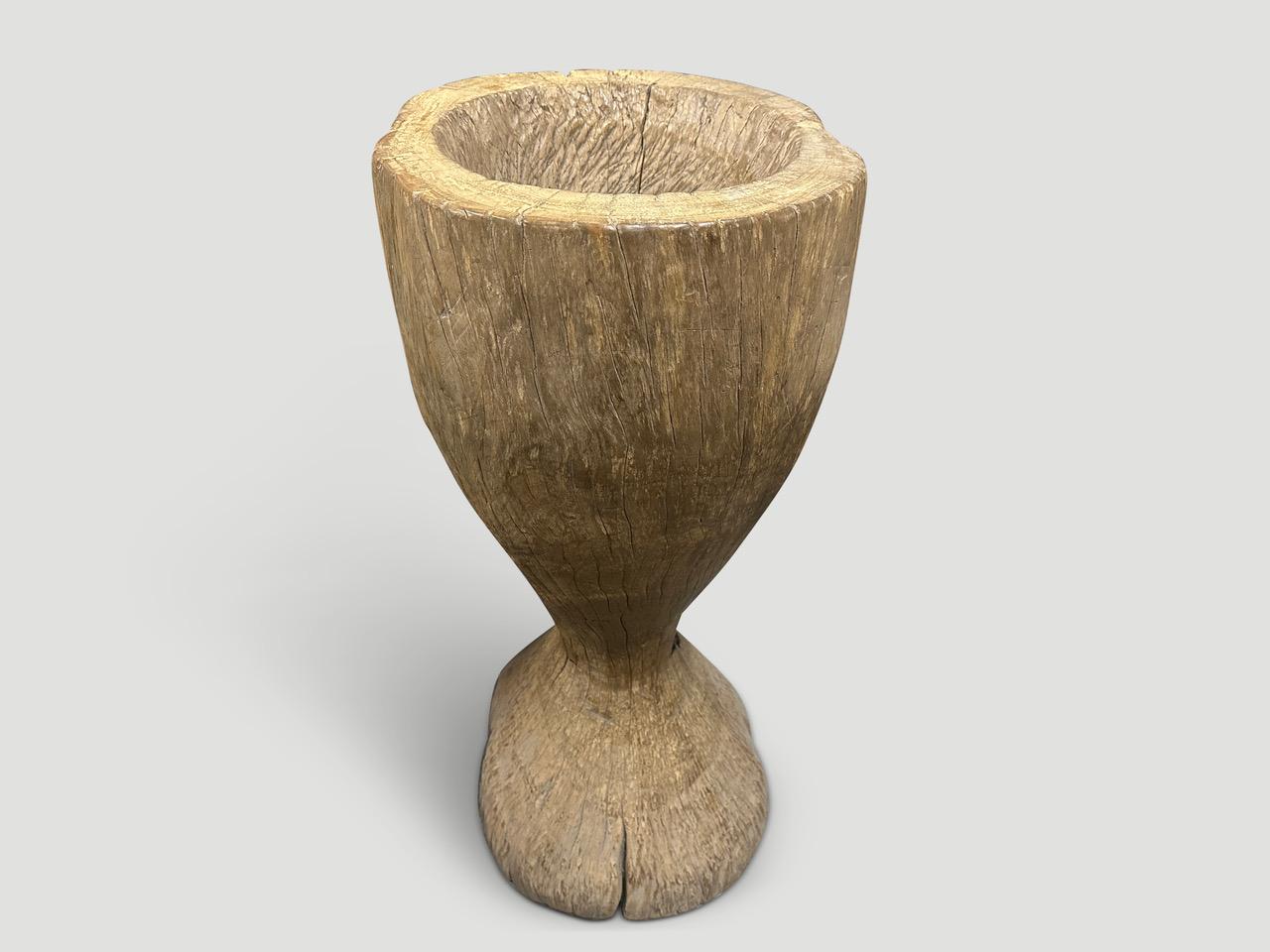 Un pilon à riz antique original, sculpté à la main à partir d'une seule racine de teck. À la fois utilisable et sculptural. Cette magnifique pièce unique peut être utilisée de multiples façons, par exemple comme porte-serviettes, porte-champagne
