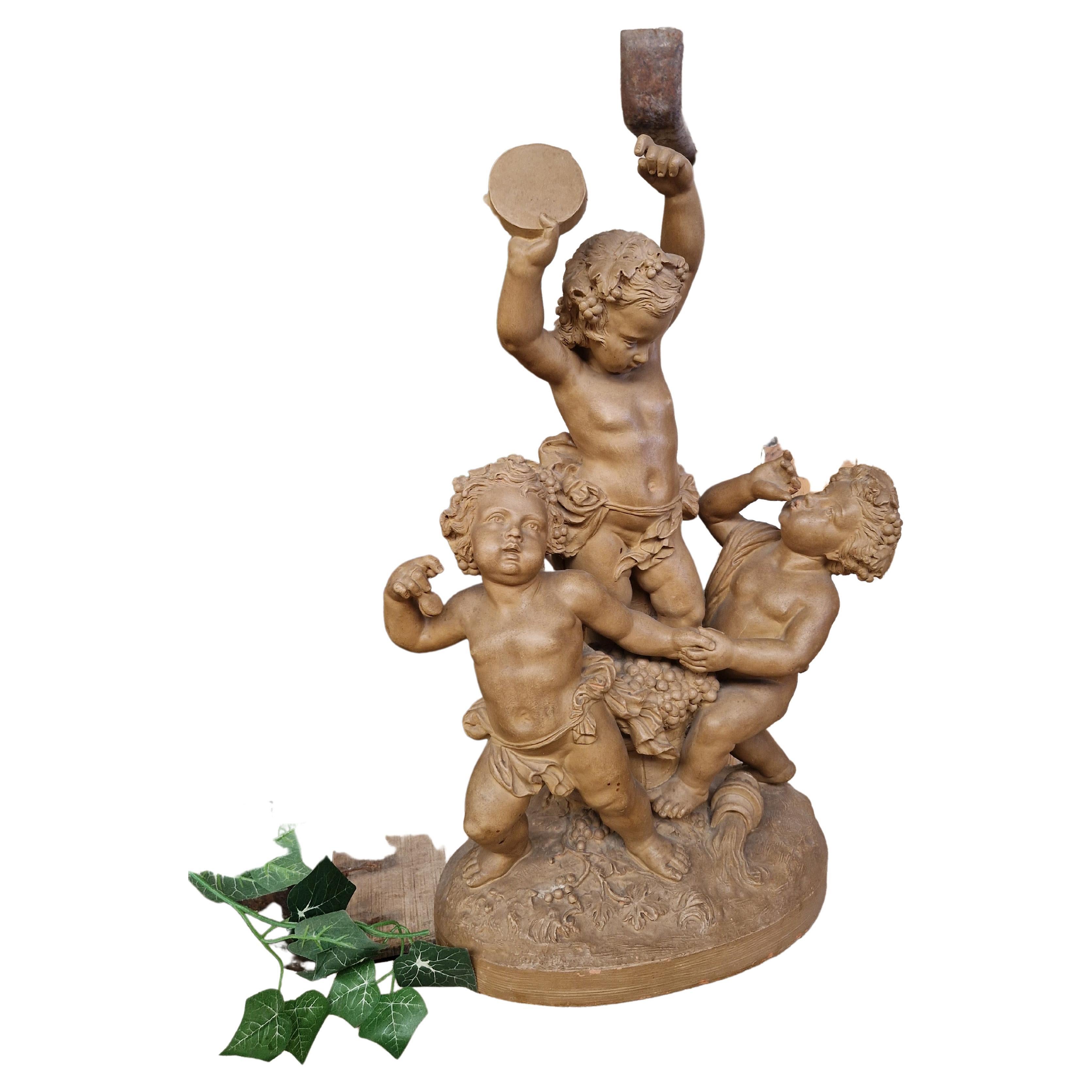 Sculpture ancienne de Cupidons dansant en terre cuite signée L Livi  en vente