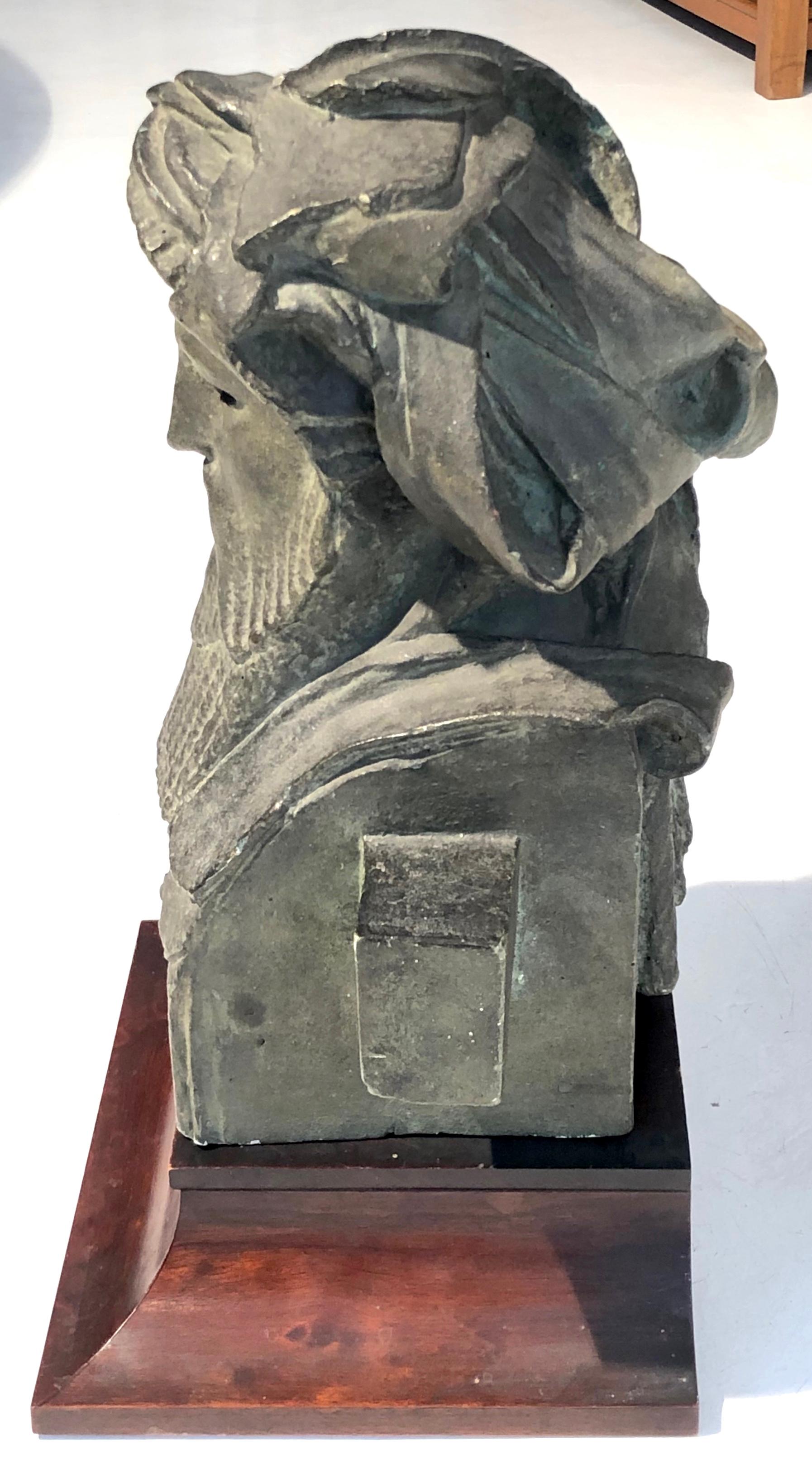 Der Gipsabguss einer Herde mit dem Kopf des Dionysos hat eine schöne grüne Patina und steht auf einem Mahagonisockel
Frankreich um 1860-1870.