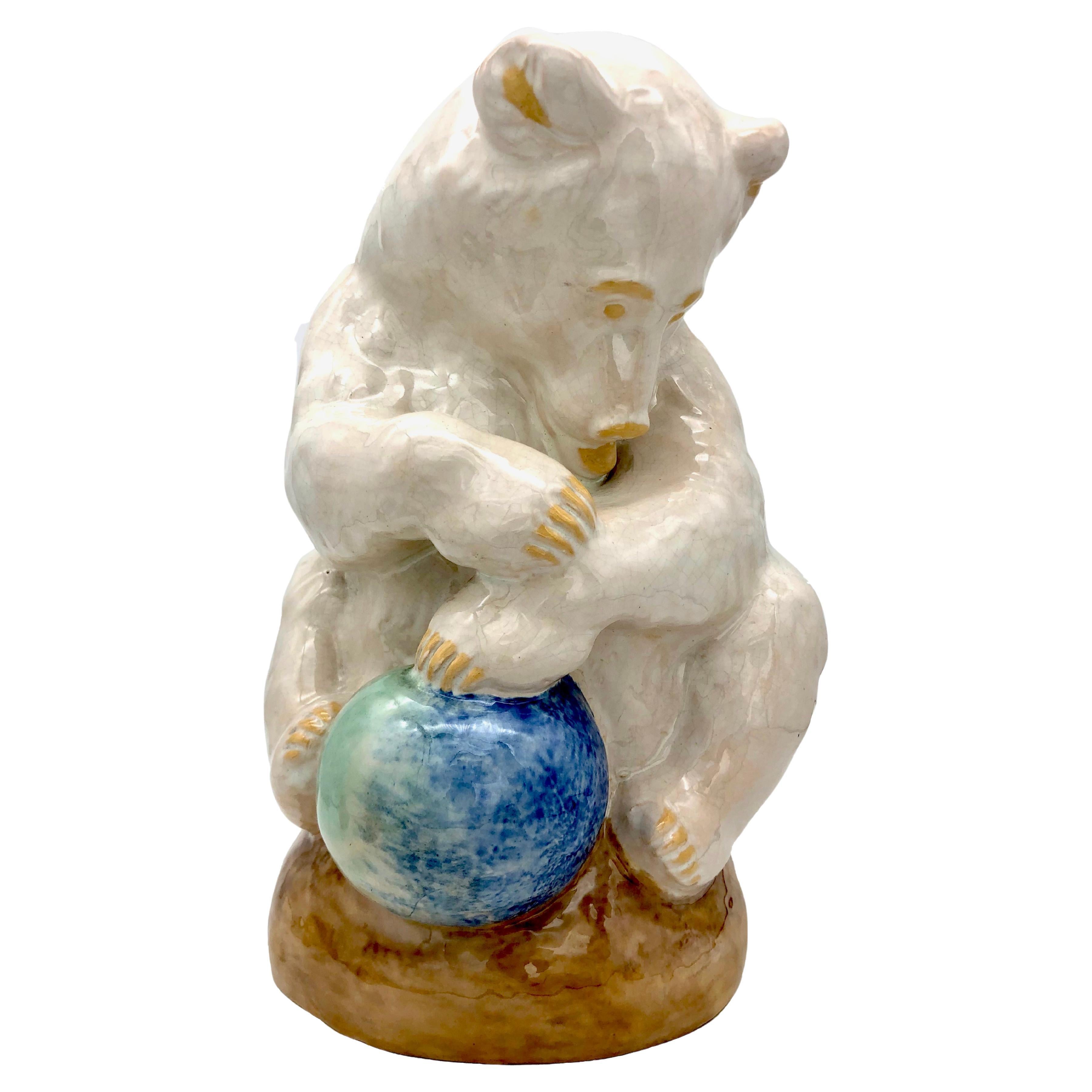 Antike Skulptur Eisbär auf blauer Kugel, signiert Franz Barwig, glasierte Keramik