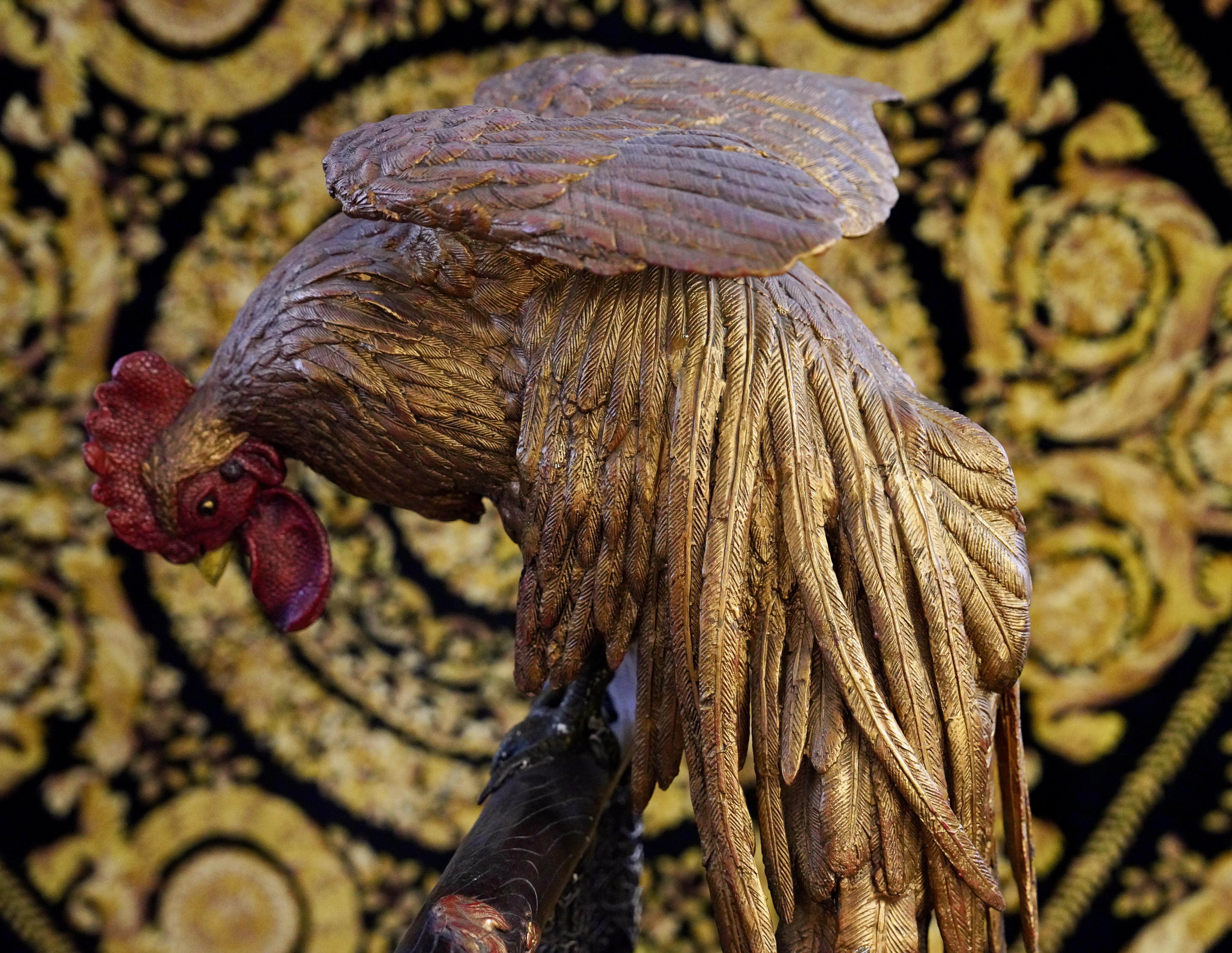Escultura antigua de un gallo sobre una base, dorada al fuego y pintada en venta 4