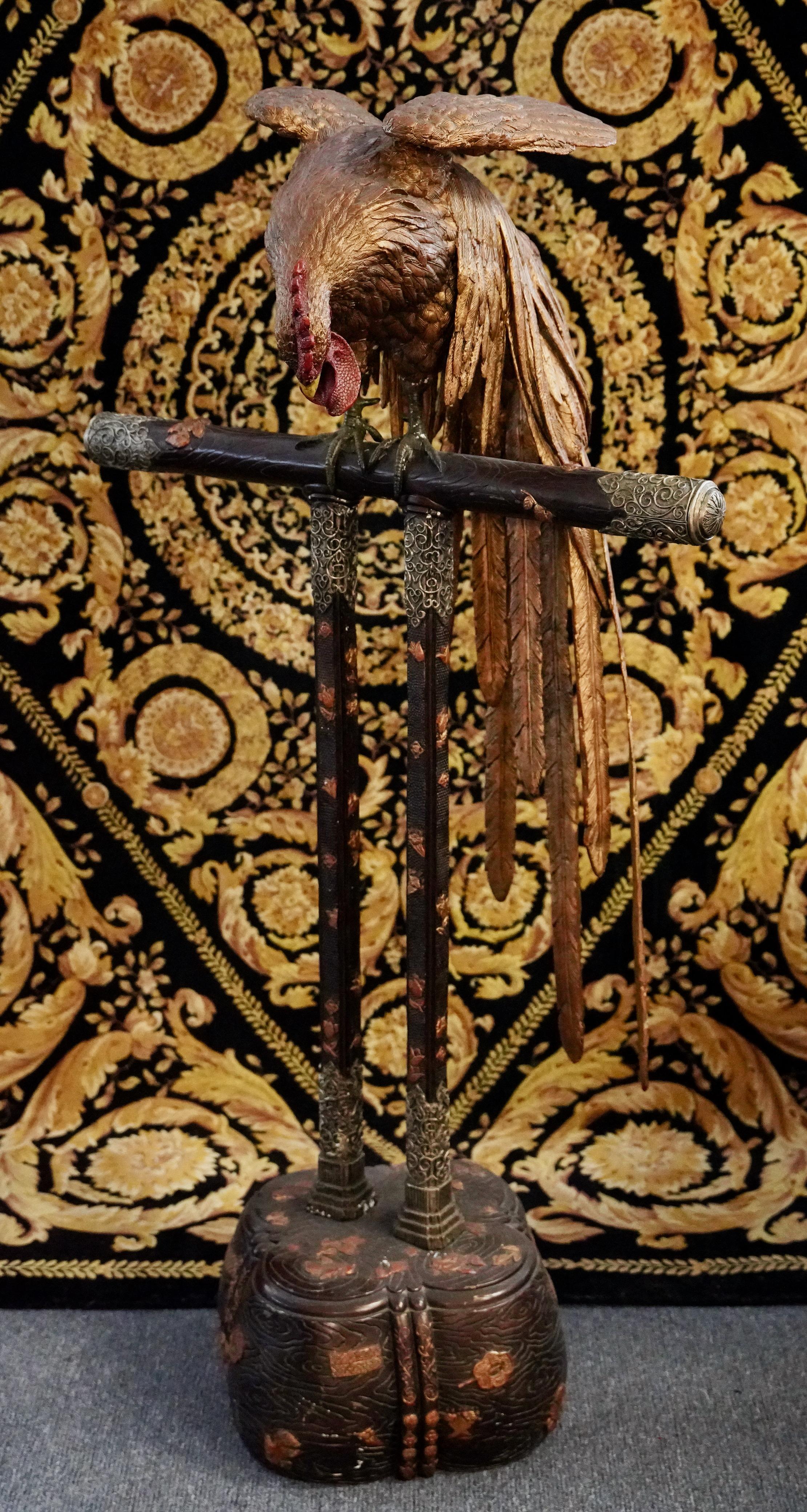 Escultura antigua de bronce de un gallo sobre una base, dorada al fuego y pintada

Esta impresionante escultura antigua de un gallo es un ejemplo excepcional de maestría artesanal y atención al detalle. La escultura era de metal (probablemente