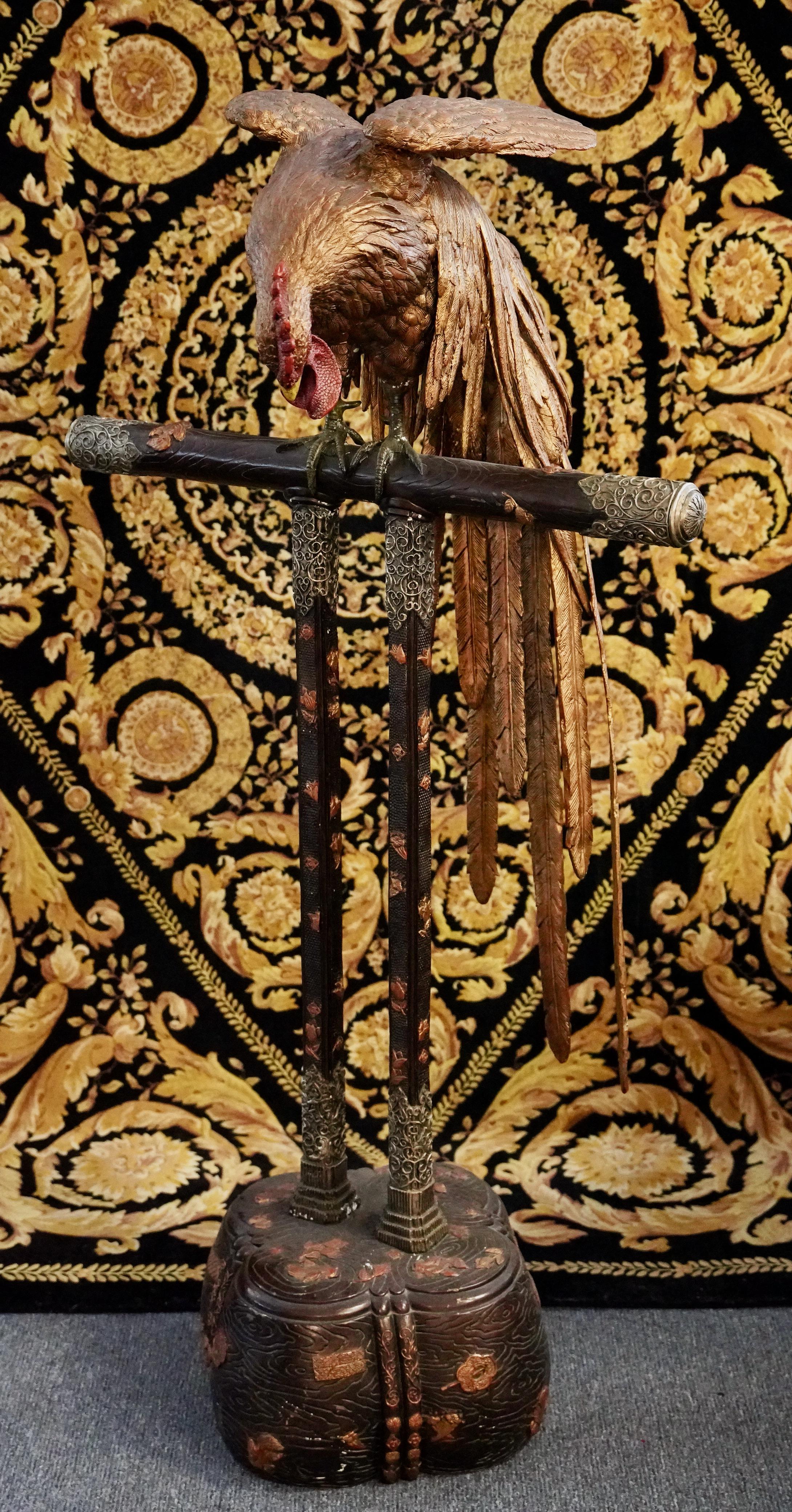 Escultura antigua de un gallo sobre una base, dorada al fuego y pintada Dorado en venta