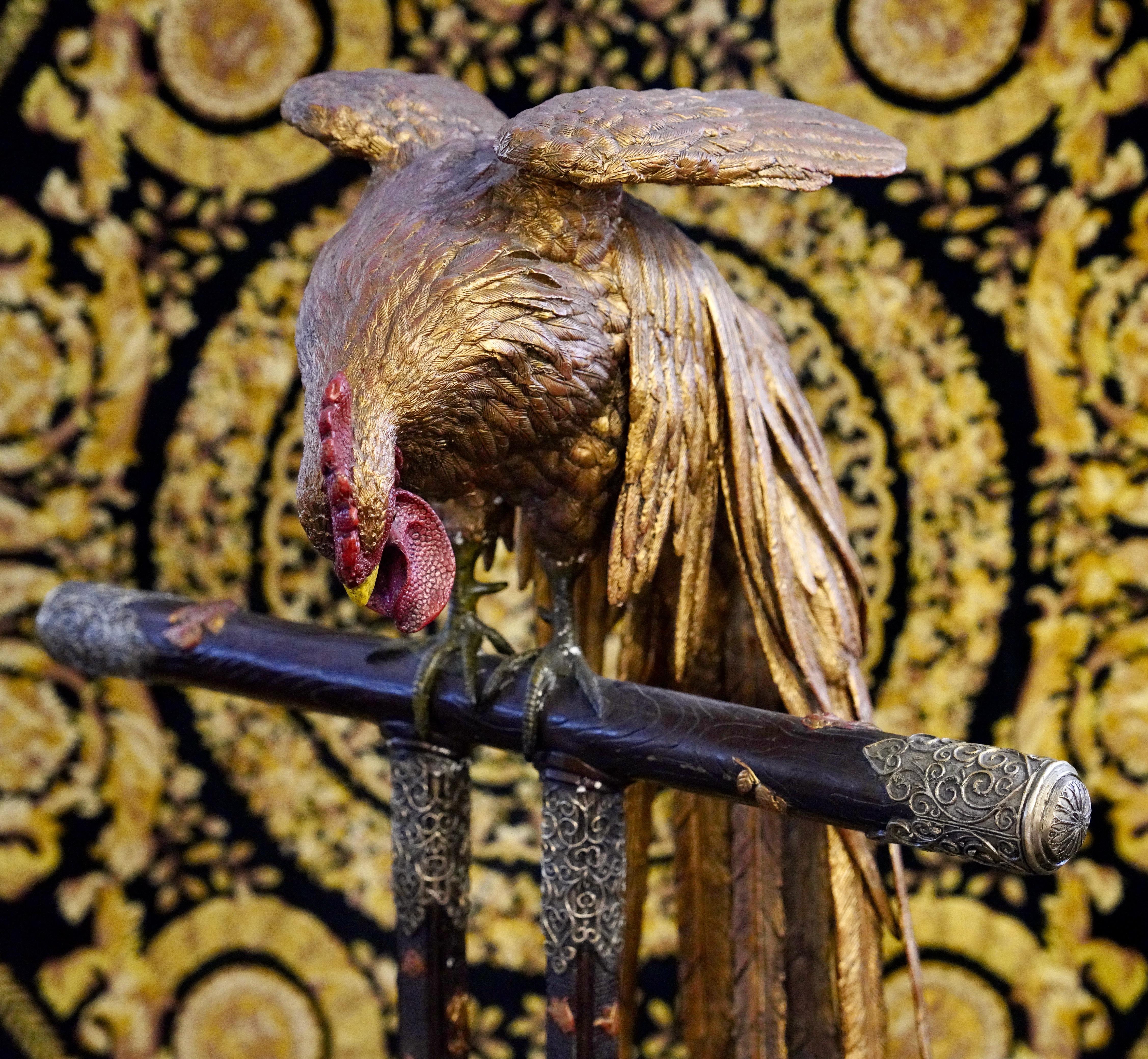 Escultura antigua de un gallo sobre una base, dorada al fuego y pintada en venta 1