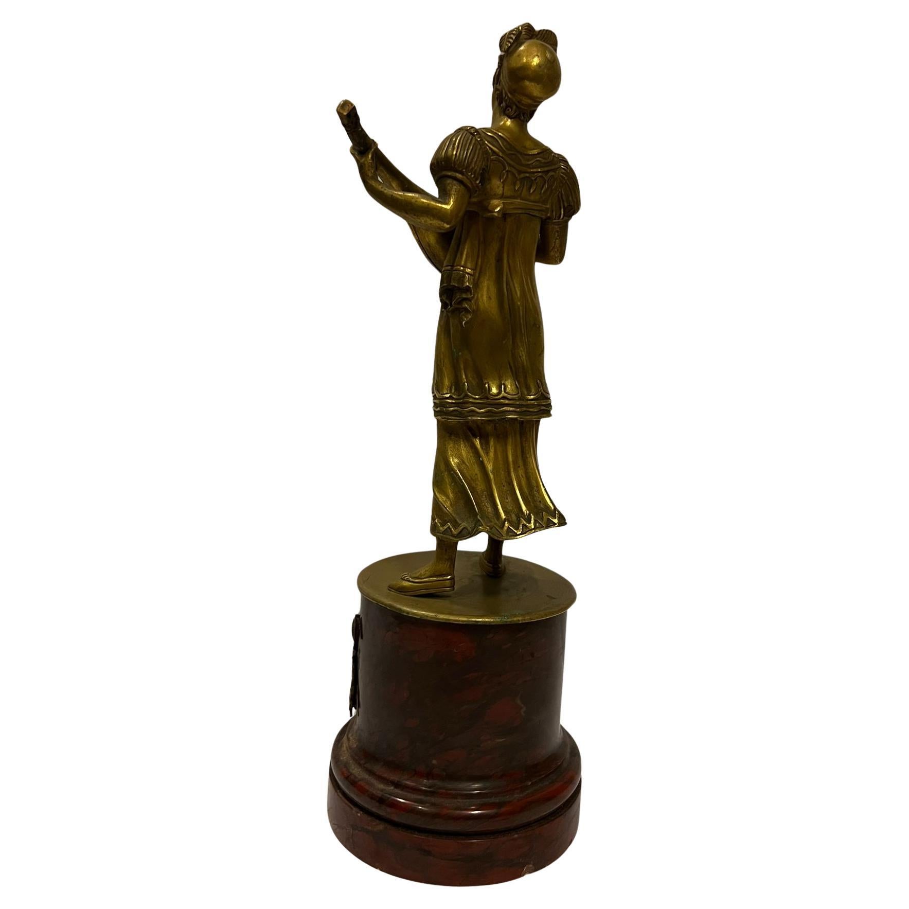 Sculpture ancienne d'une élégante dame avec mandoline en bronze/laiton en bon état d'origine, vers 1880, la base est légèrement abîmée voir photo
