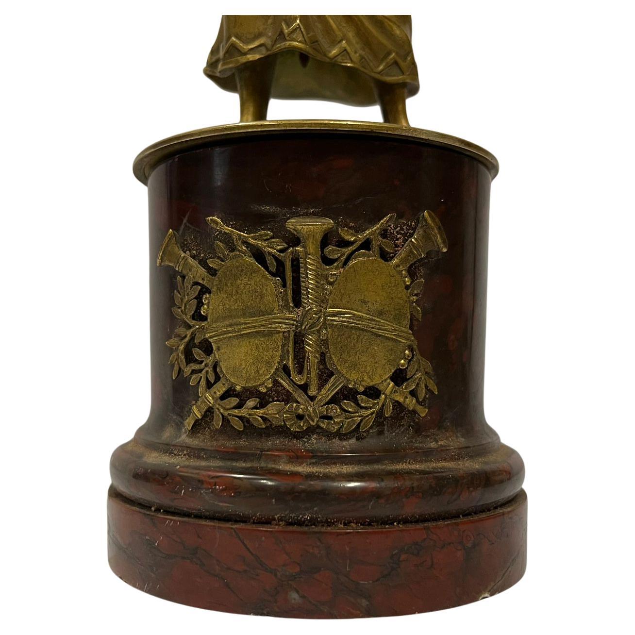 Fin du XIXe siècle Sculpture ancienne d'une élégante dame avec une mandoline en laiton. en vente