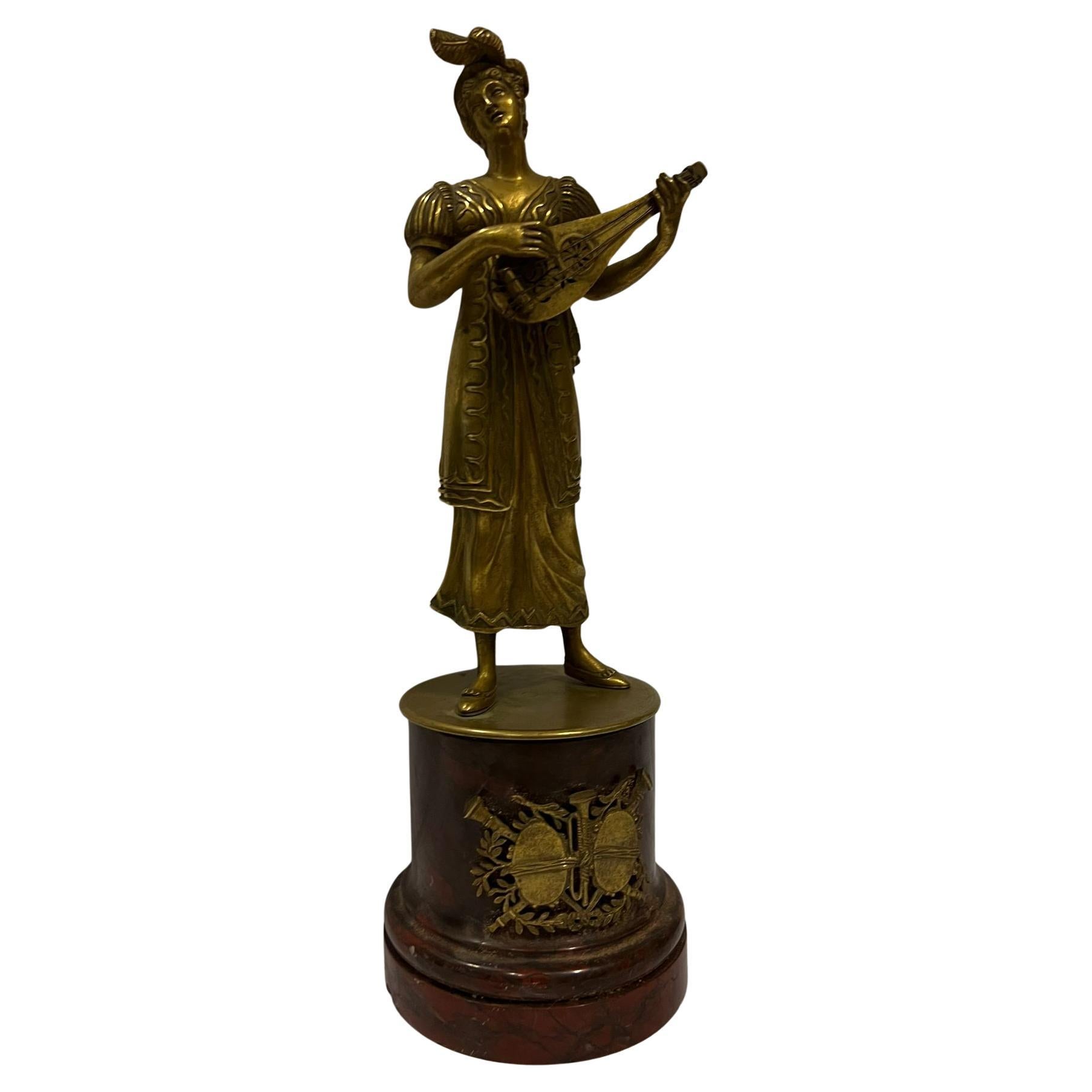 Laiton Sculpture ancienne d'une élégante dame avec une mandoline en laiton. en vente