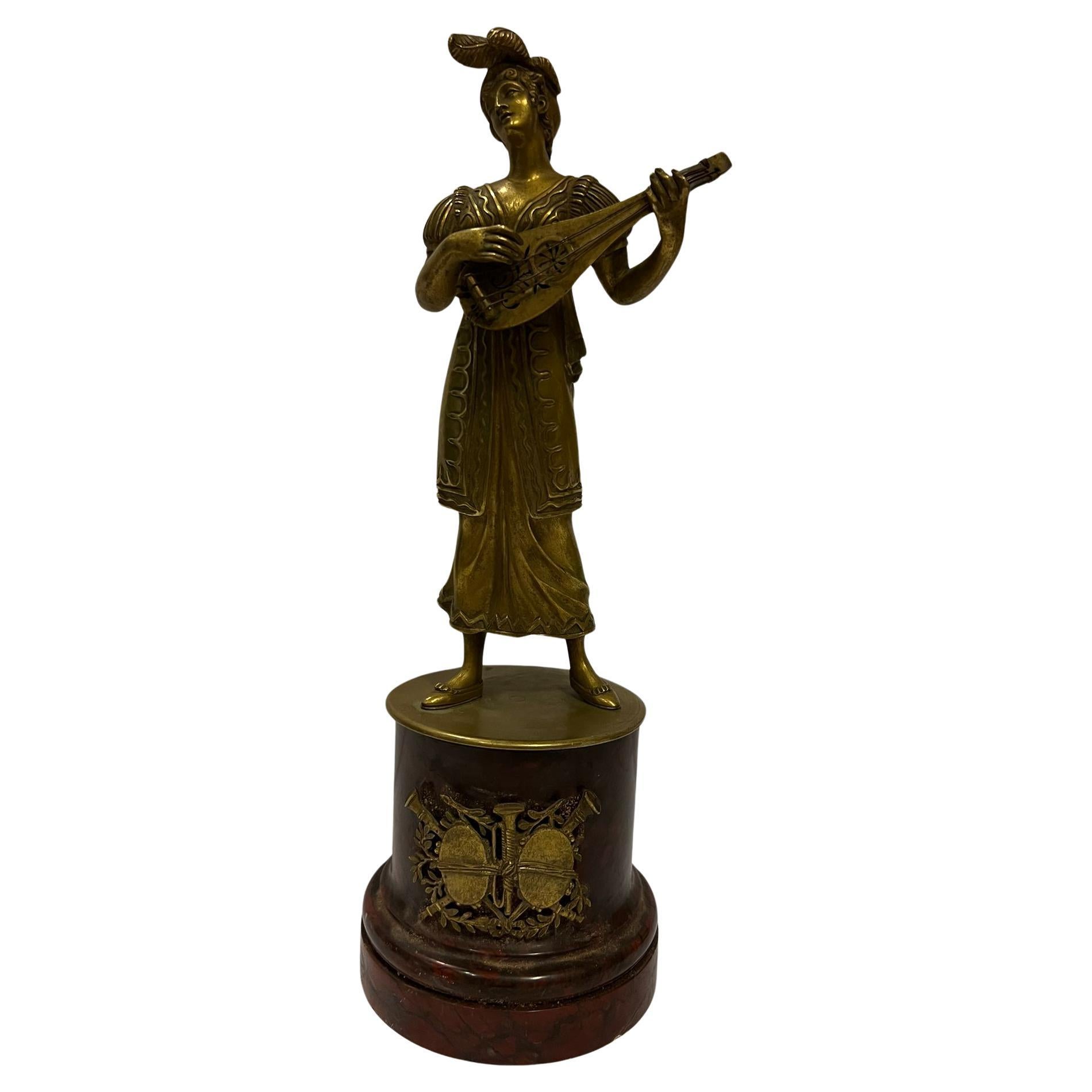 Sculpture ancienne d
une élégante dame avec une mandoline en laiton. en vente