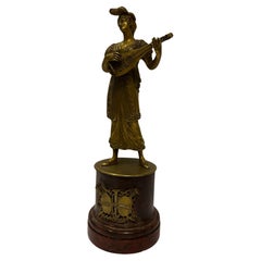Antike Skulptur einer eleganten Dame mit einem mandolin   aus Messing