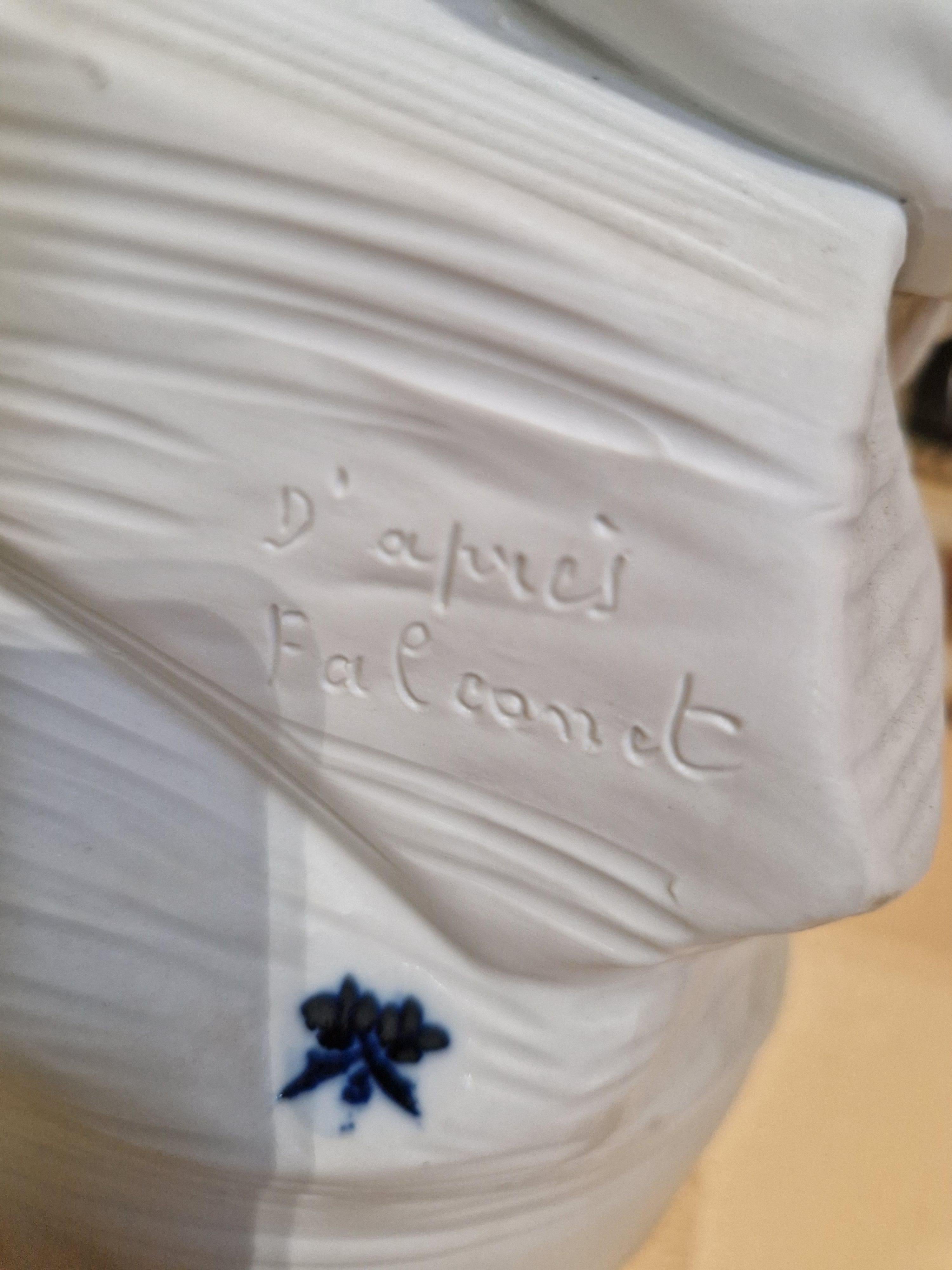 Cette sculpture exquise représente la déesse Diane se baignant dans toute sa beauté, d'après la célèbre statue de Falconet. La pièce est fabriquée en biscuit de haute qualité et présente des sculptures complexes qui ajoutent à son charme. La