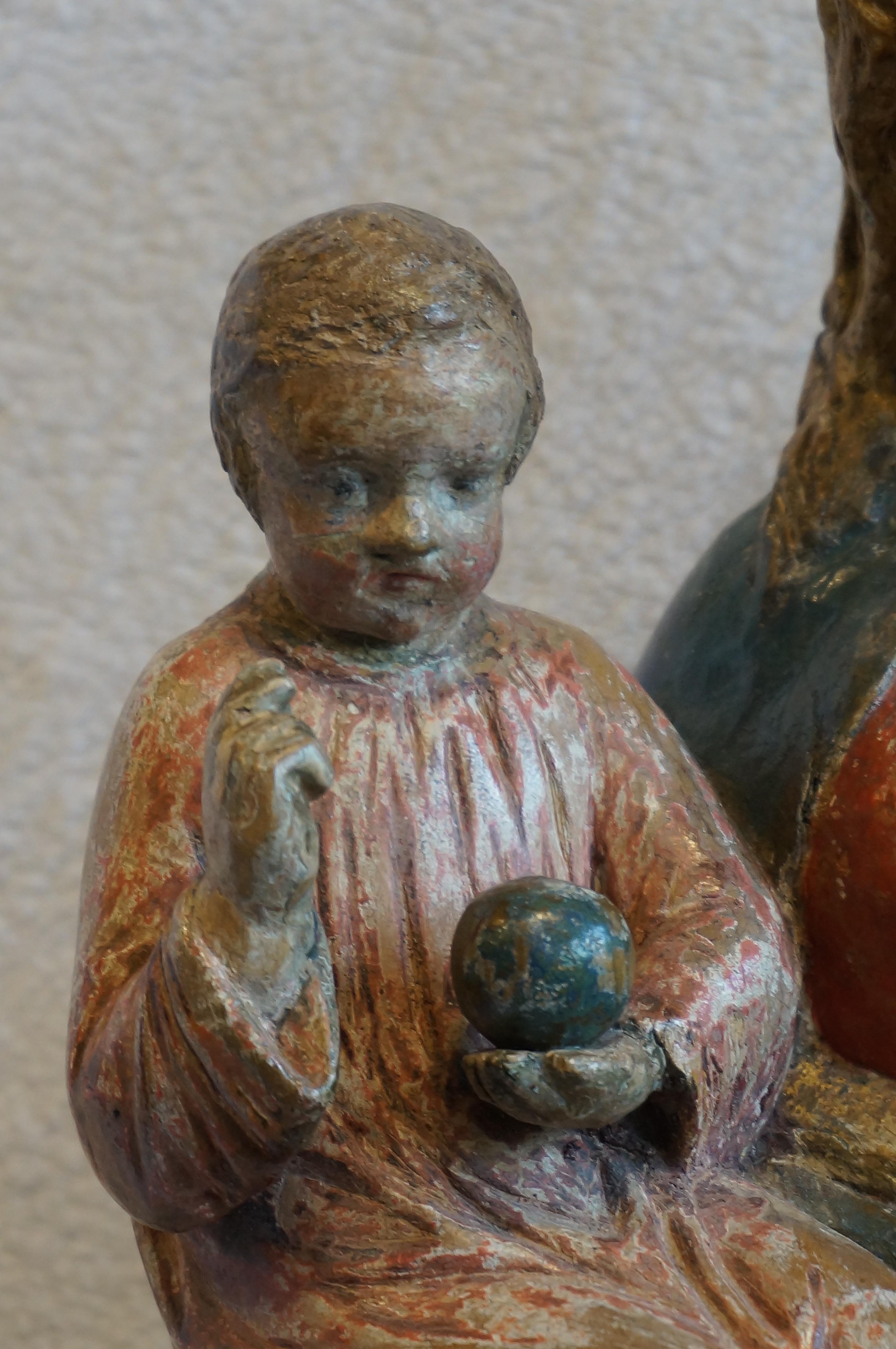 Bois tendre Sculpture antique de Marie avec le Child Child, Belgique, début du 17e siècle en vente