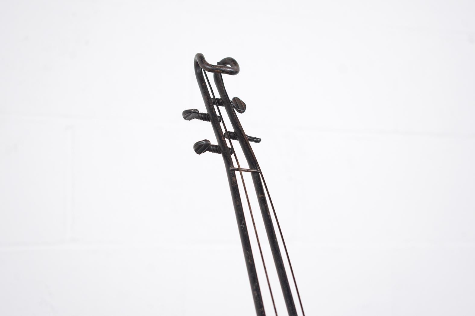 Antike Skulptur-Vintage- Violine  (Farbe) im Angebot